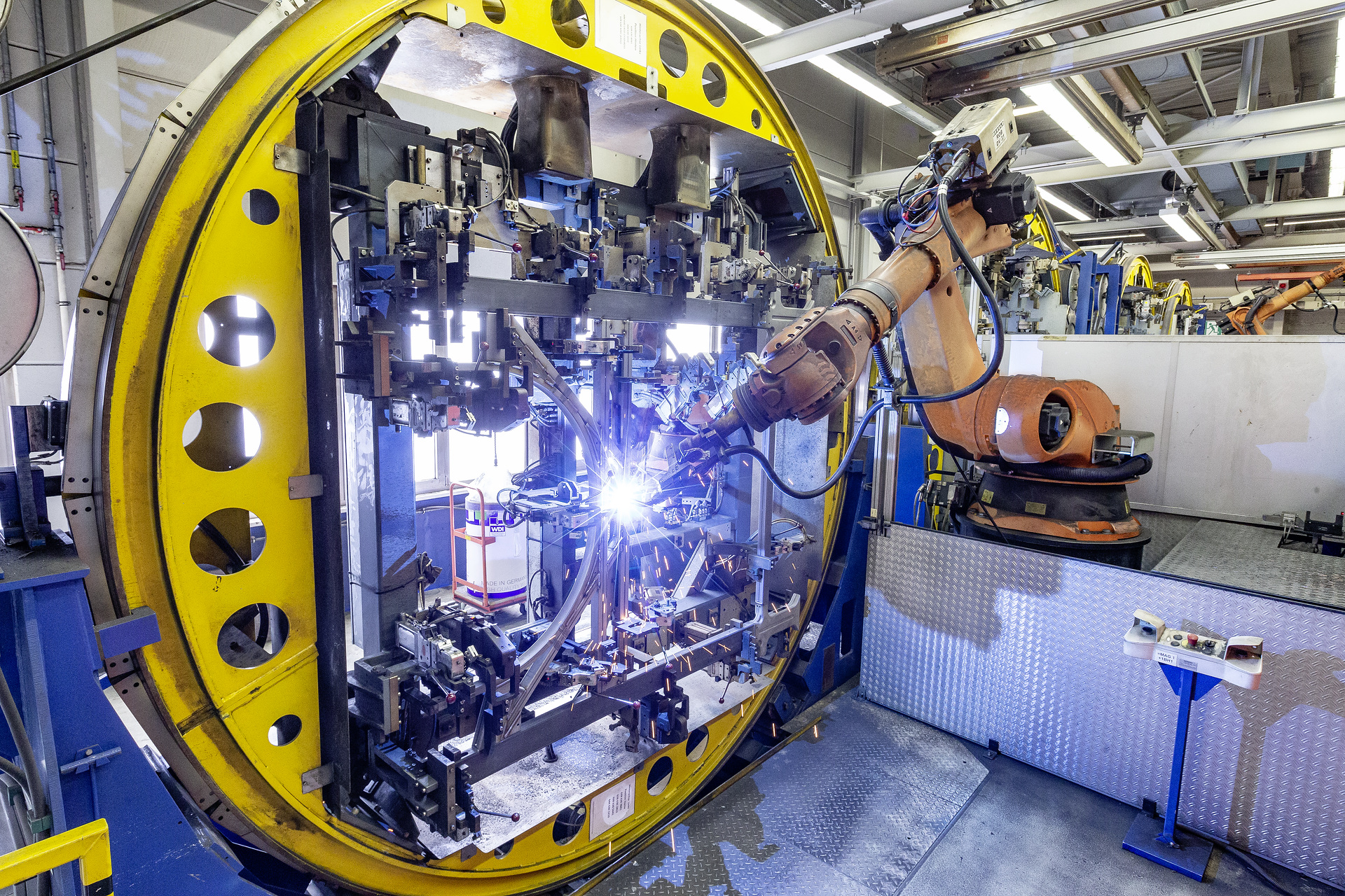 eCitaro production, Daimler AG/EvoBus production site, Mannheim, Germany, bodyshell, Rotating laser welding device for eCitaro side wall eCitaro production, Daimler AG/EvoBus Werk Mannheim