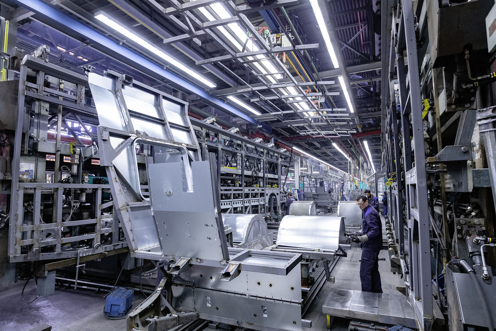 eCitaro production, Daimler AG/EvoBus production site, Mannheim, Germany, bodyshell, assembly of substructure, side walls and roof eCitaro production, Daimler AG/EvoBus Werk Mannheim