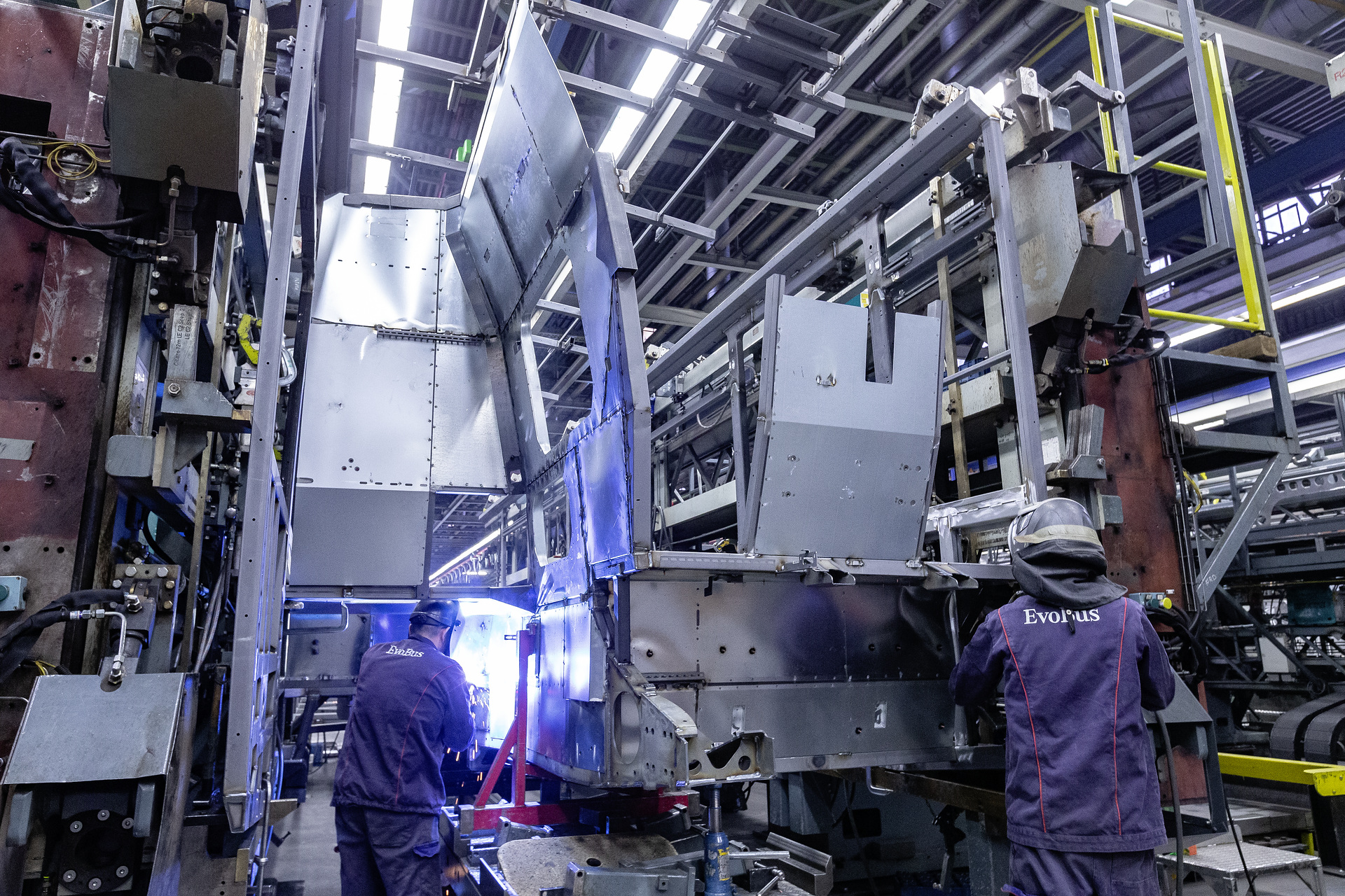 eCitaro production, Daimler AG/EvoBus production site, Mannheim, Germany, bodyshell, assembly of substructure, side walls and roof eCitaro production, Daimler AG/EvoBus Werk Mannheim