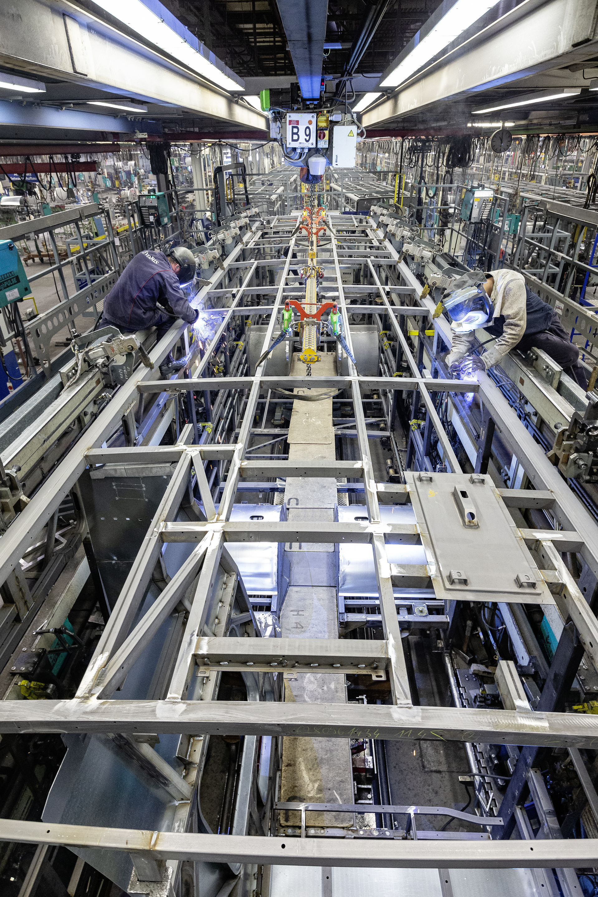eCitaro production, Daimler AG/EvoBus production site, Mannheim, Germany, bodyshell, assembly of substructure, side walls and roof eCitaro production, Daimler AG/EvoBus Werk Mannheim