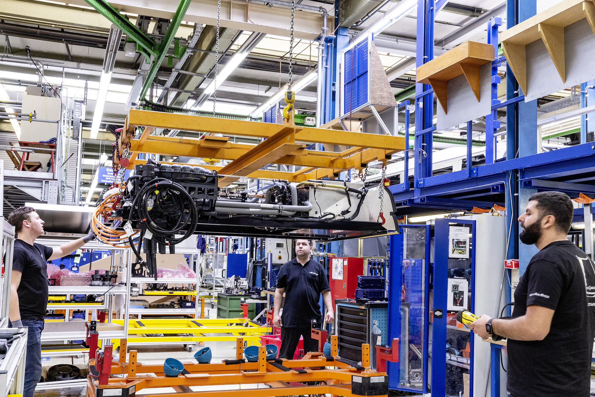 eCitaro production, Daimler AG/EvoBus production site, Mannheim, Germany, assembly, eCitaro roof-mounted systems carrier installation eCitaro production, Daimler AG/EvoBus Werk Mannheim