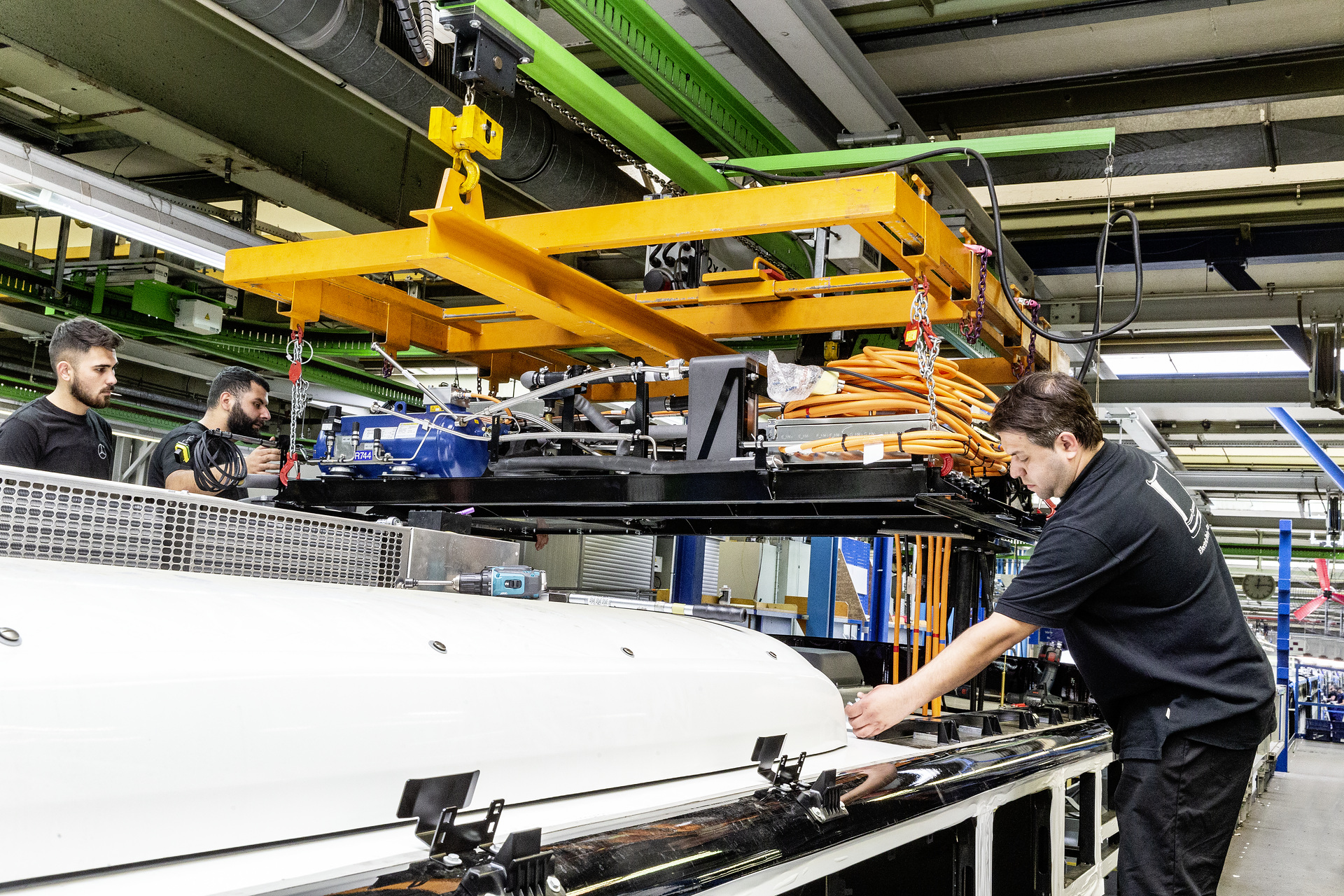 eCitaro production, Daimler AG/EvoBus production site, Mannheim, Germany, assembly, eCitaro roof-mounted systems carrier installation eCitaro production, Daimler AG/EvoBus Werk Mannheim