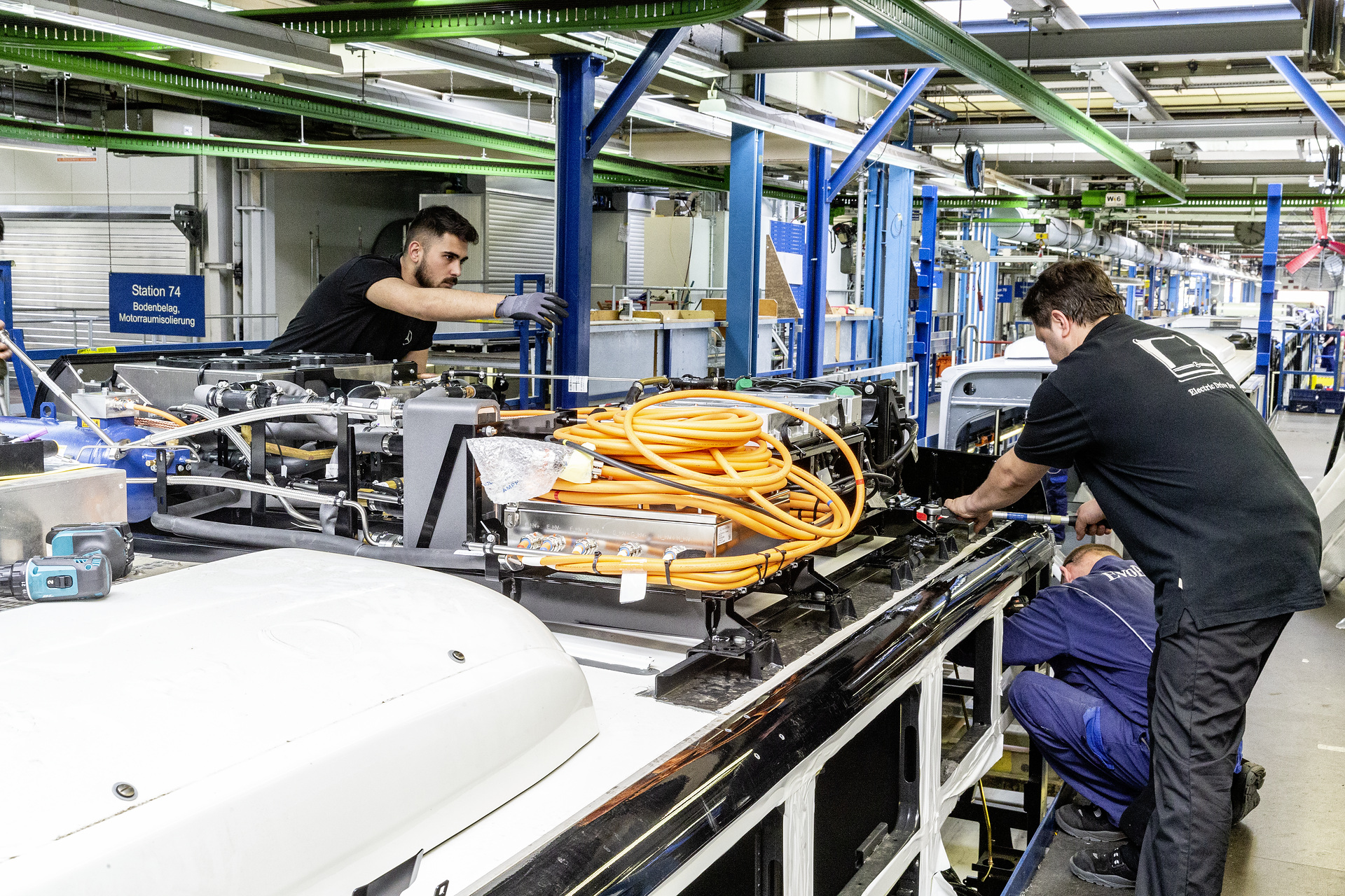 eCitaro production, Daimler AG/EvoBus production site, Mannheim, Germany, assembly, eCitaro roof-mounted systems carrier installation eCitaro production, Daimler AG/EvoBus Werk Mannheim