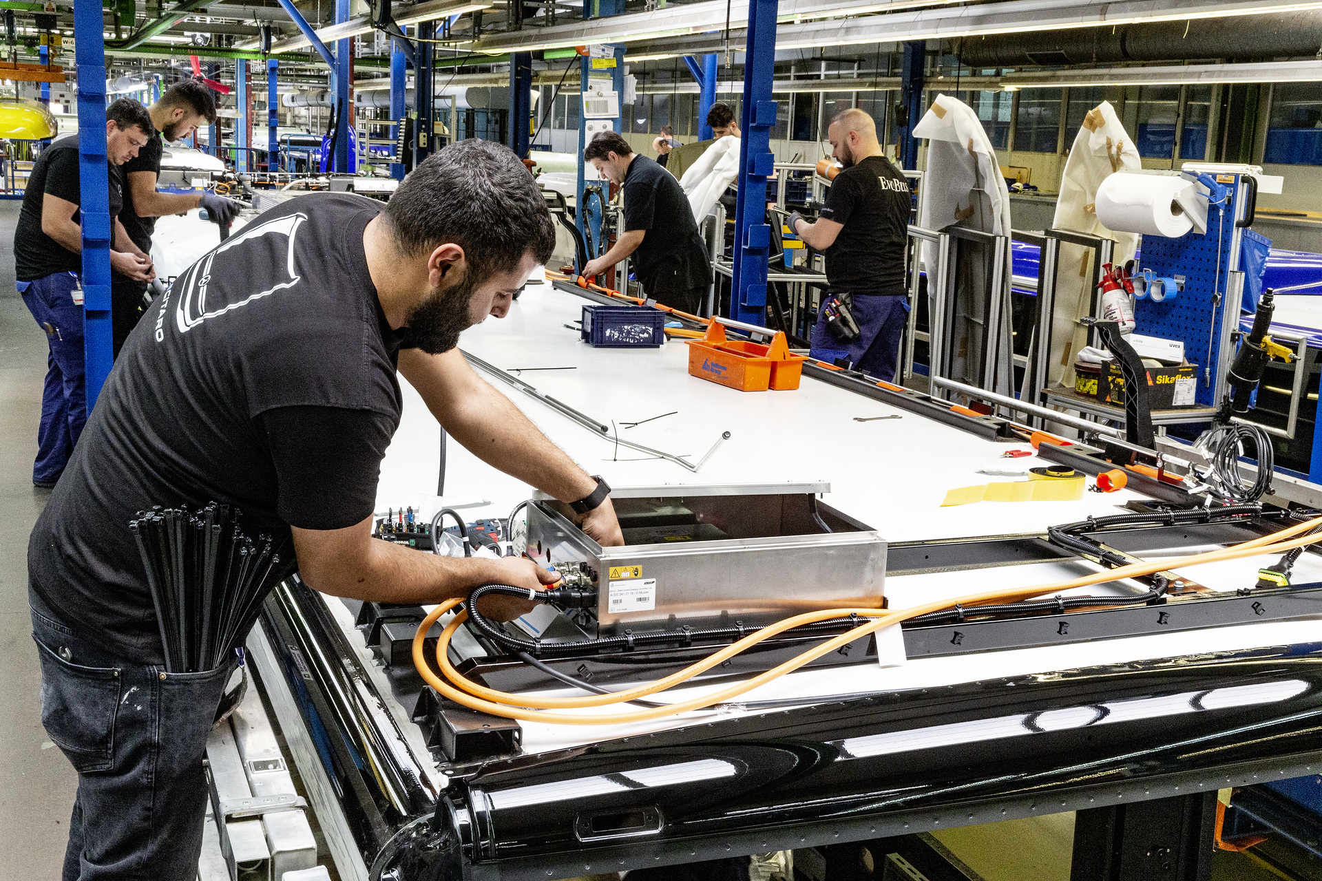 eCitaro production, Daimler AG/EvoBus production site, Mannheim, Germany, assembly, installation of high voltage wiring on the eCitaro eCitaro production, Daimler AG/EvoBus Werk Mannheim