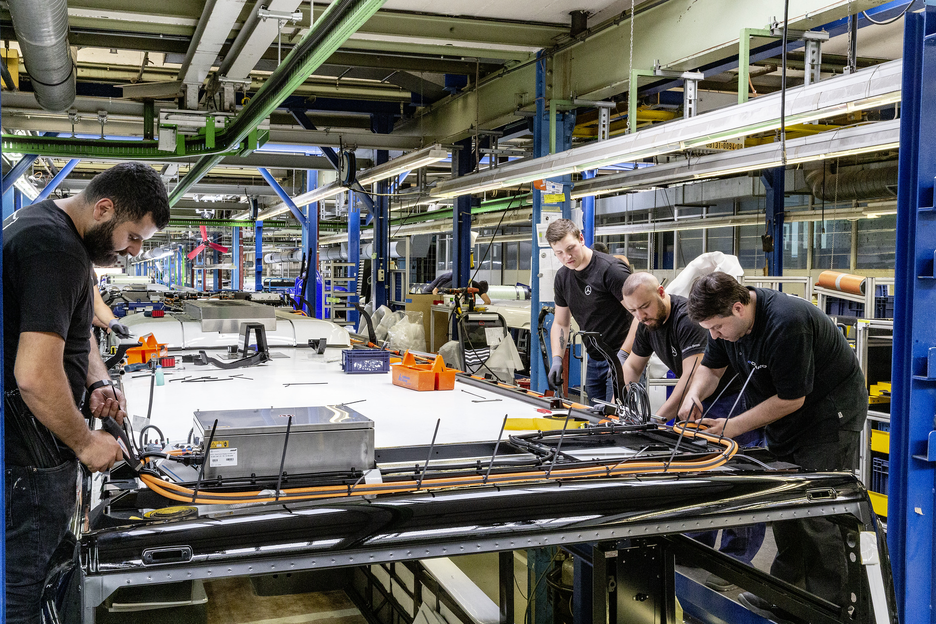 eCitaro production, Daimler AG/EvoBus production site, Mannheim, Germany, assembly, installation of high voltage wiring on the eCitaro eCitaro production, Daimler AG/EvoBus Werk Mannheim