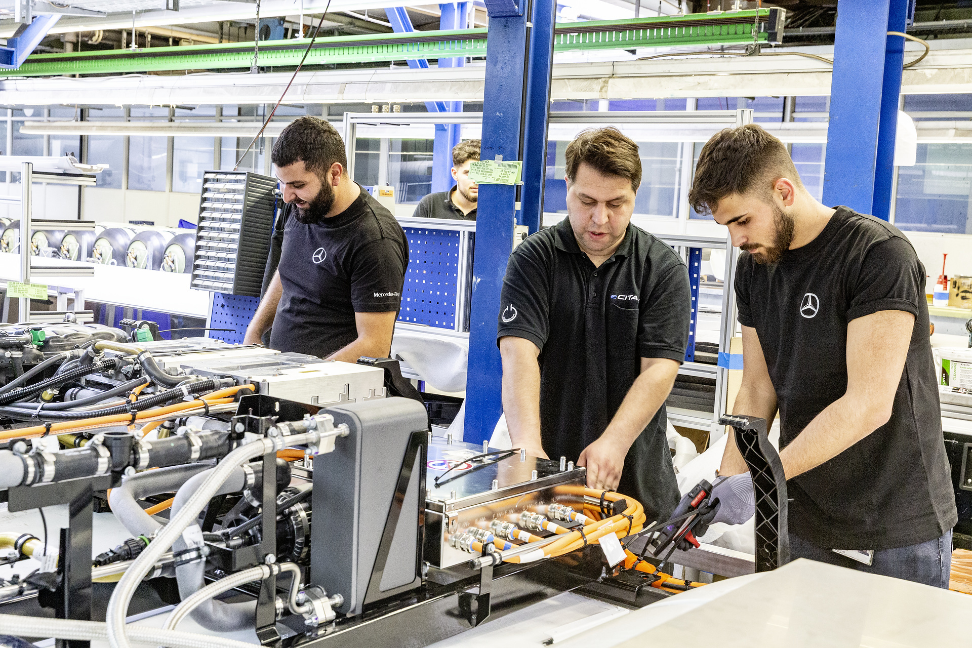 eCitaro production, Daimler AG/EvoBus production site, Mannheim, Germany, assembly, installation of high voltage wiring on the eCitaro eCitaro production, Daimler AG/EvoBus Werk Mannheim