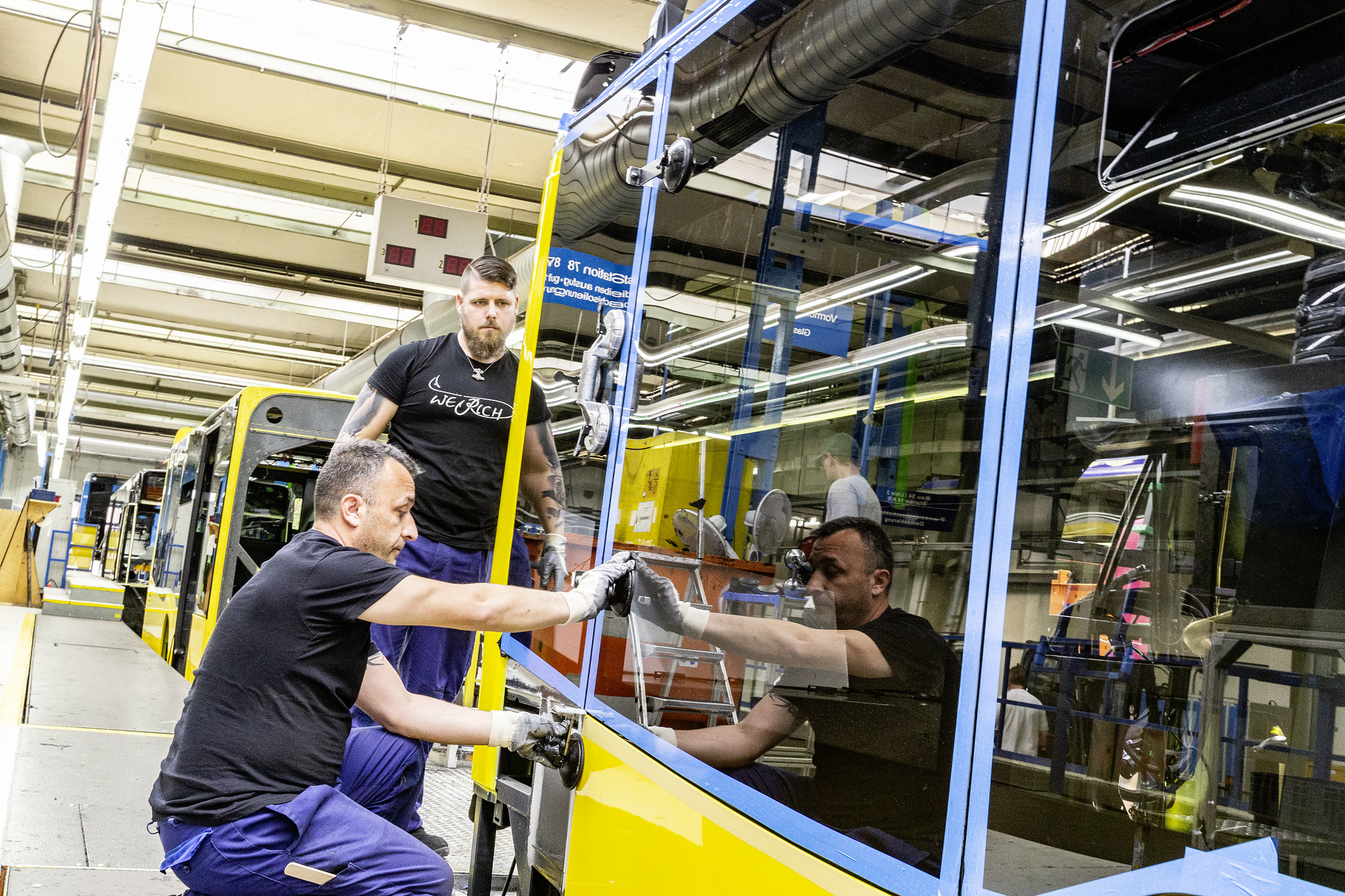 eCitaro production, Daimler AG/EvoBus production site, Mannheim, Germany, assembly, side window assembly on the eCitaro eCitaro production, Daimler AG/EvoBus Werk Mannheim