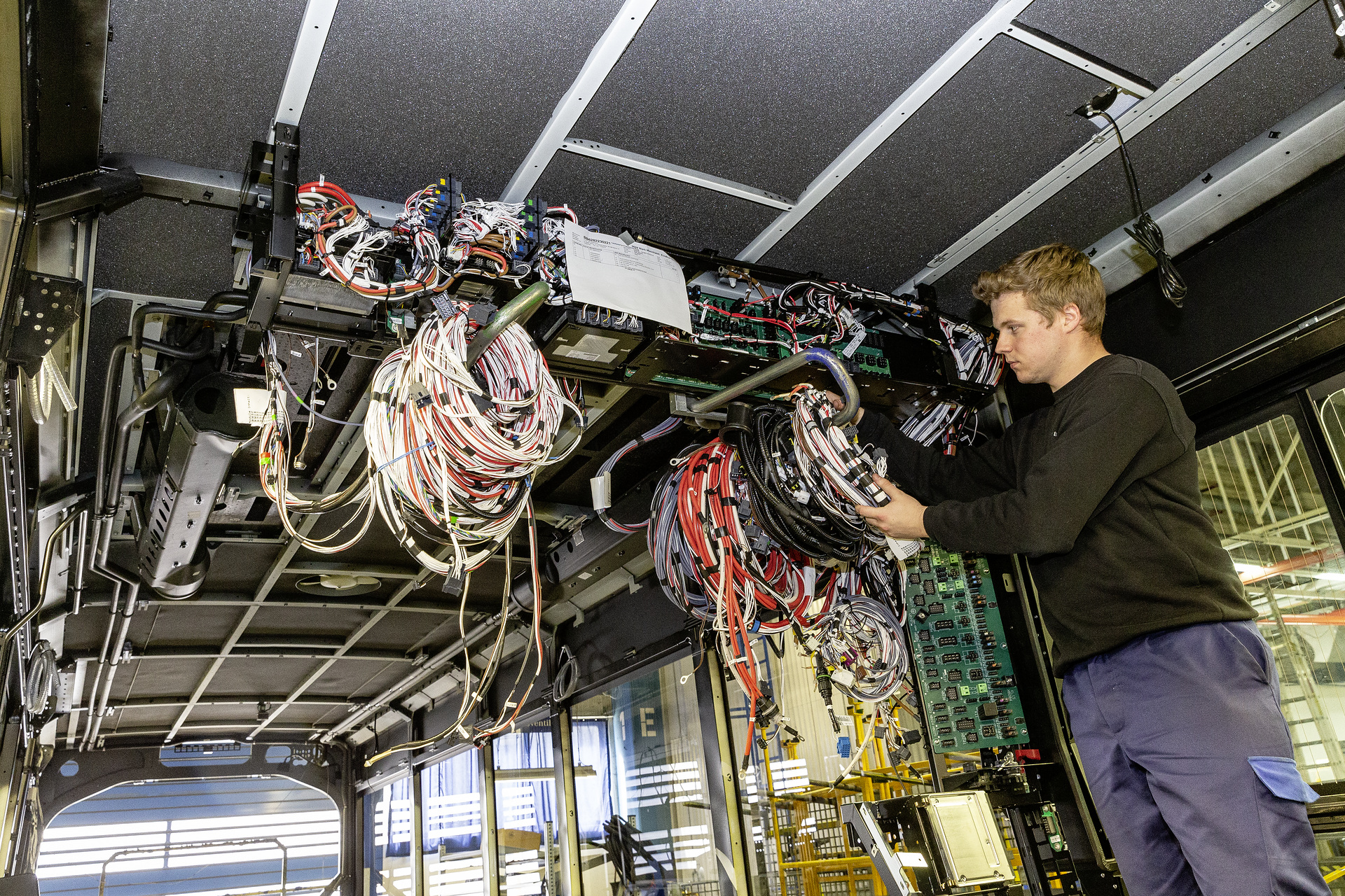eCitaro production, Daimler AG/EvoBus production site, Mannheim, Germany, assembly, installation of wiring harness on the eCitaro eCitaro production, Daimler AG/EvoBus Werk Mannheim