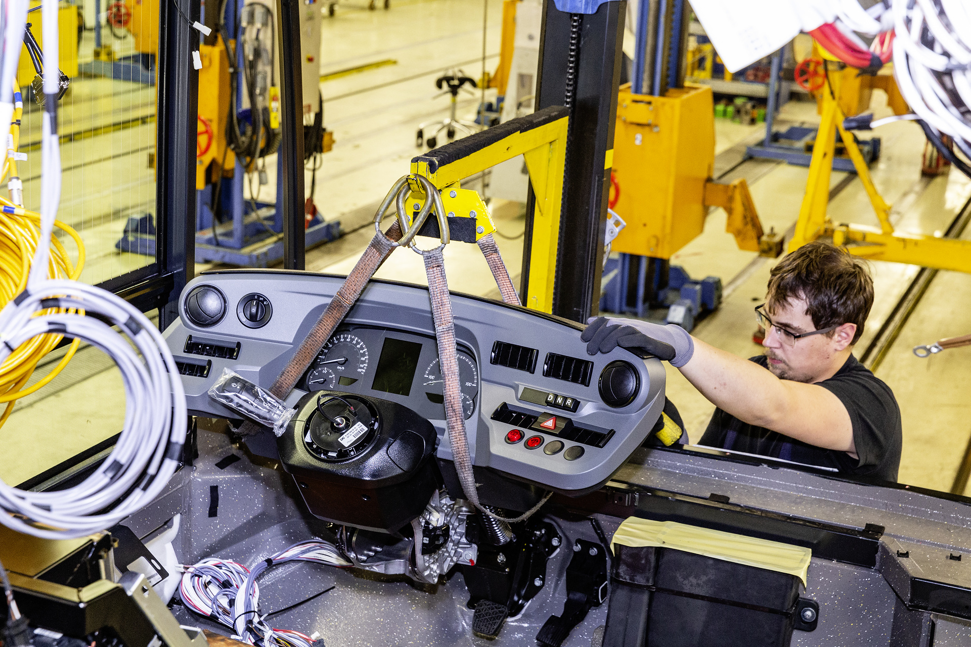 eCitaro production, Daimler AG/EvoBus production site, Mannheim, Germany, assembly, eCitaro cockpit installation eCitaro production, Daimler AG/EvoBus Werk Mannheim