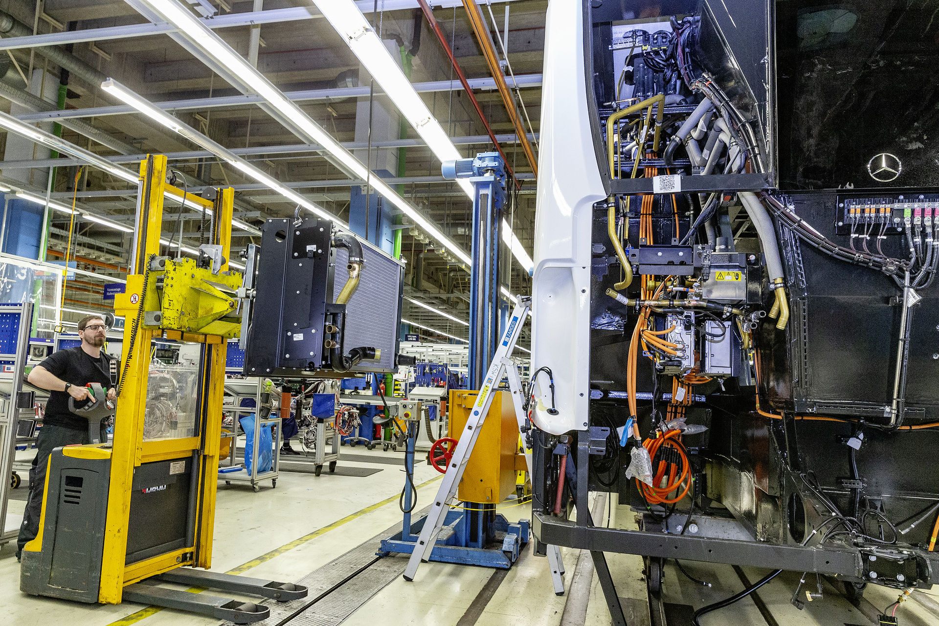 eCitaro production, Daimler AG/EvoBus production site, Mannheim, Germany, assembly, installation of eCitaro cooling system eCitaro production, Daimler AG/EvoBus Werk Mannheim