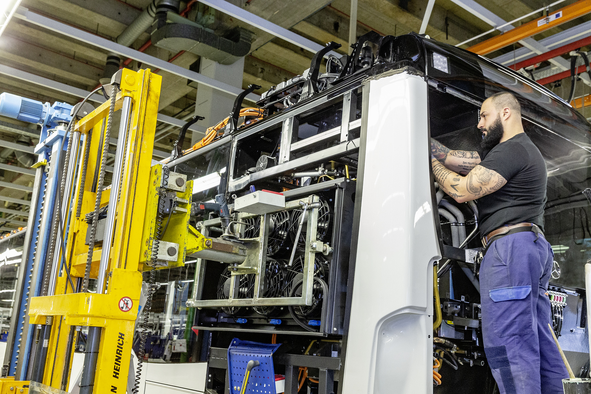 eCitaro production, Daimler AG/EvoBus production site, Mannheim, Germany, assembly, installation of eCitaro cooling system eCitaro production, Daimler AG/EvoBus Werk Mannheim