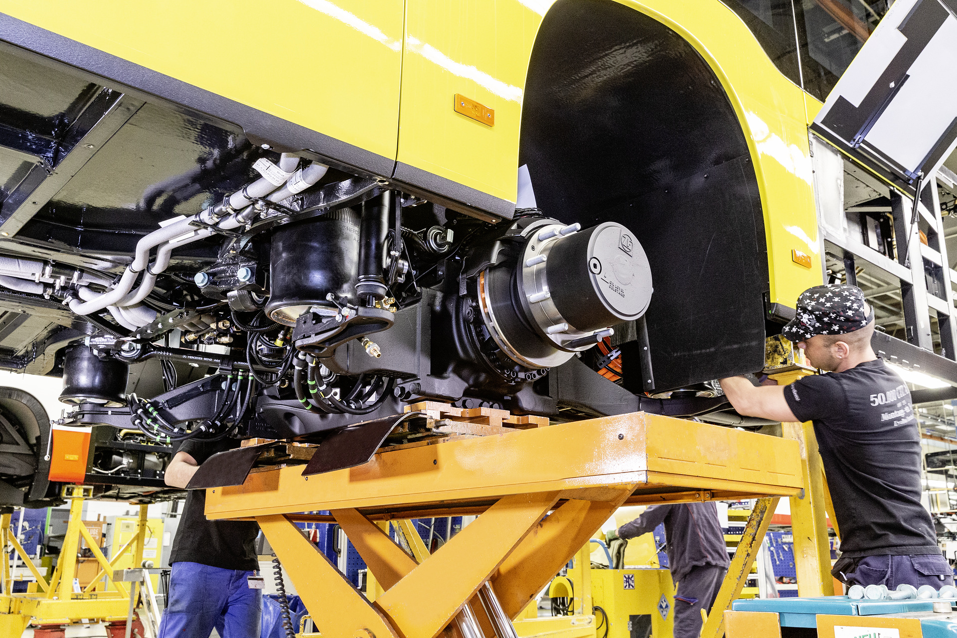eCitaro production, Daimler AG/EvoBus production site, Mannheim, Germany, assembly, installation of E-axles in the eCitaro eCitaro production, Daimler AG/EvoBus Werk Mannheim