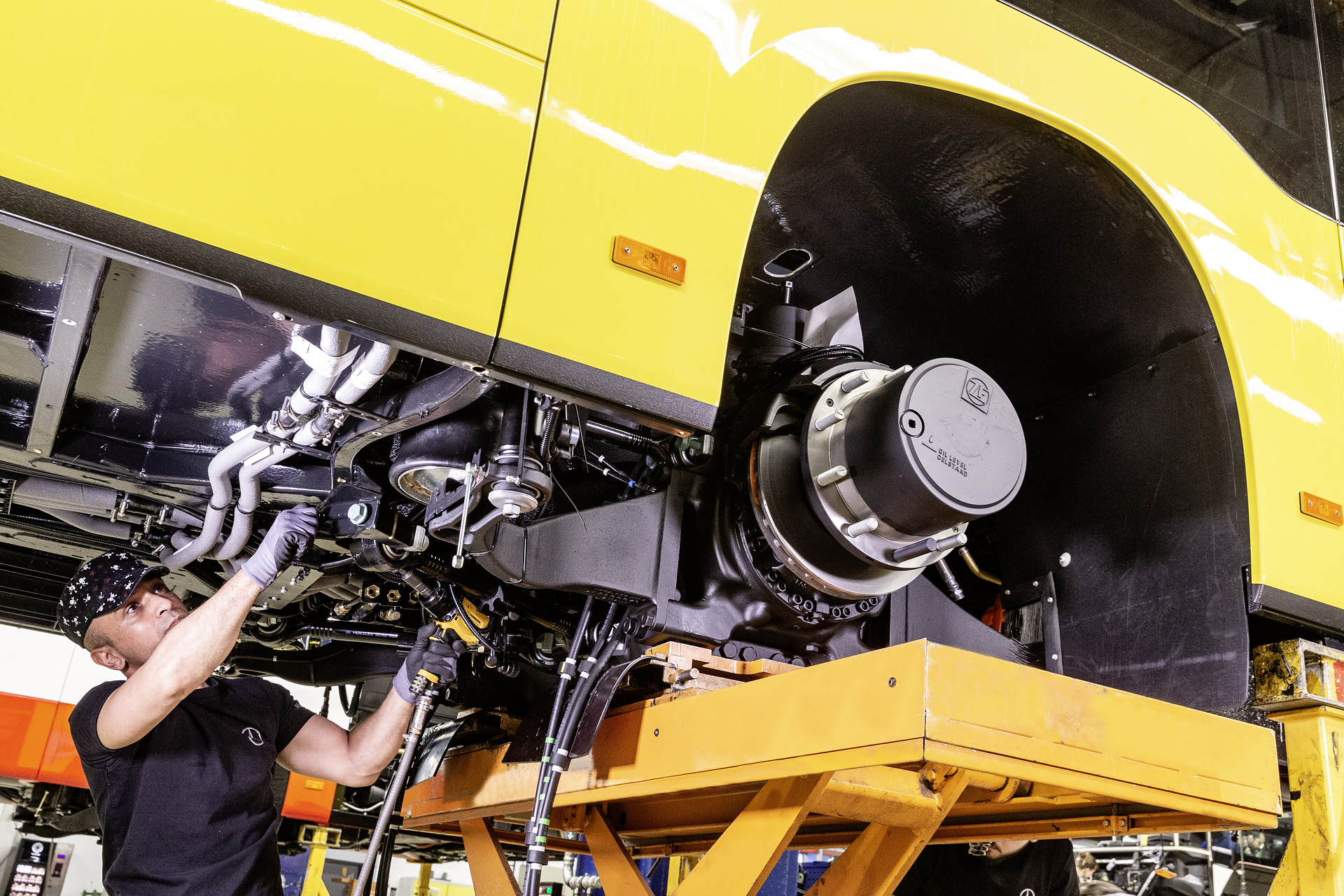 eCitaro production, Daimler AG/EvoBus production site, Mannheim, Germany, assembly, installation of E-axles in the eCitaro eCitaro production, Daimler AG/EvoBus Werk Mannheim