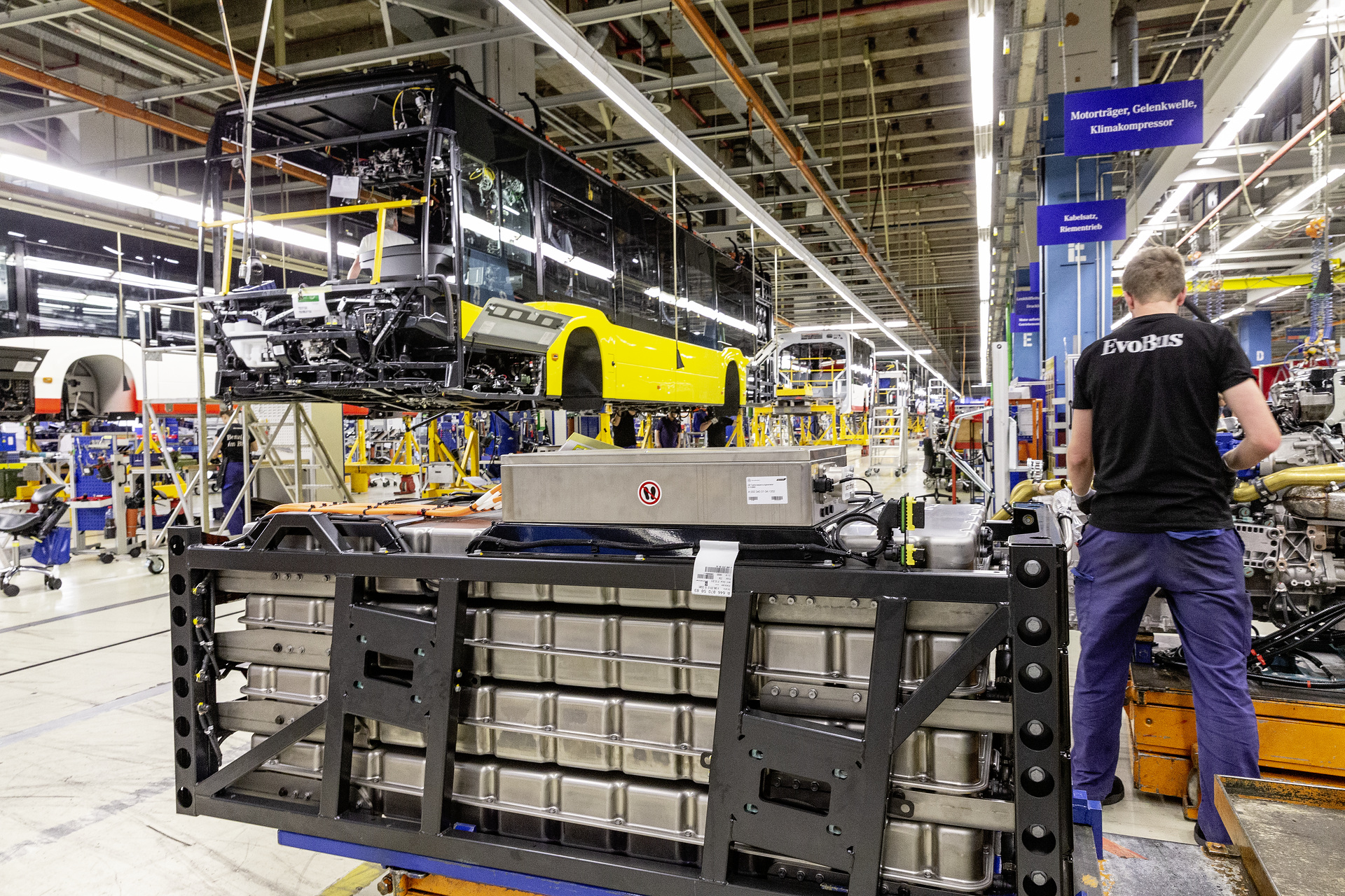 eCitaro production, Daimler AG/EvoBus production site, Mannheim, Germany, assembly, installation of rear high voltage battery package on the eCitaro eCitaro production, Daimler AG/EvoBus Werk Mannheim
