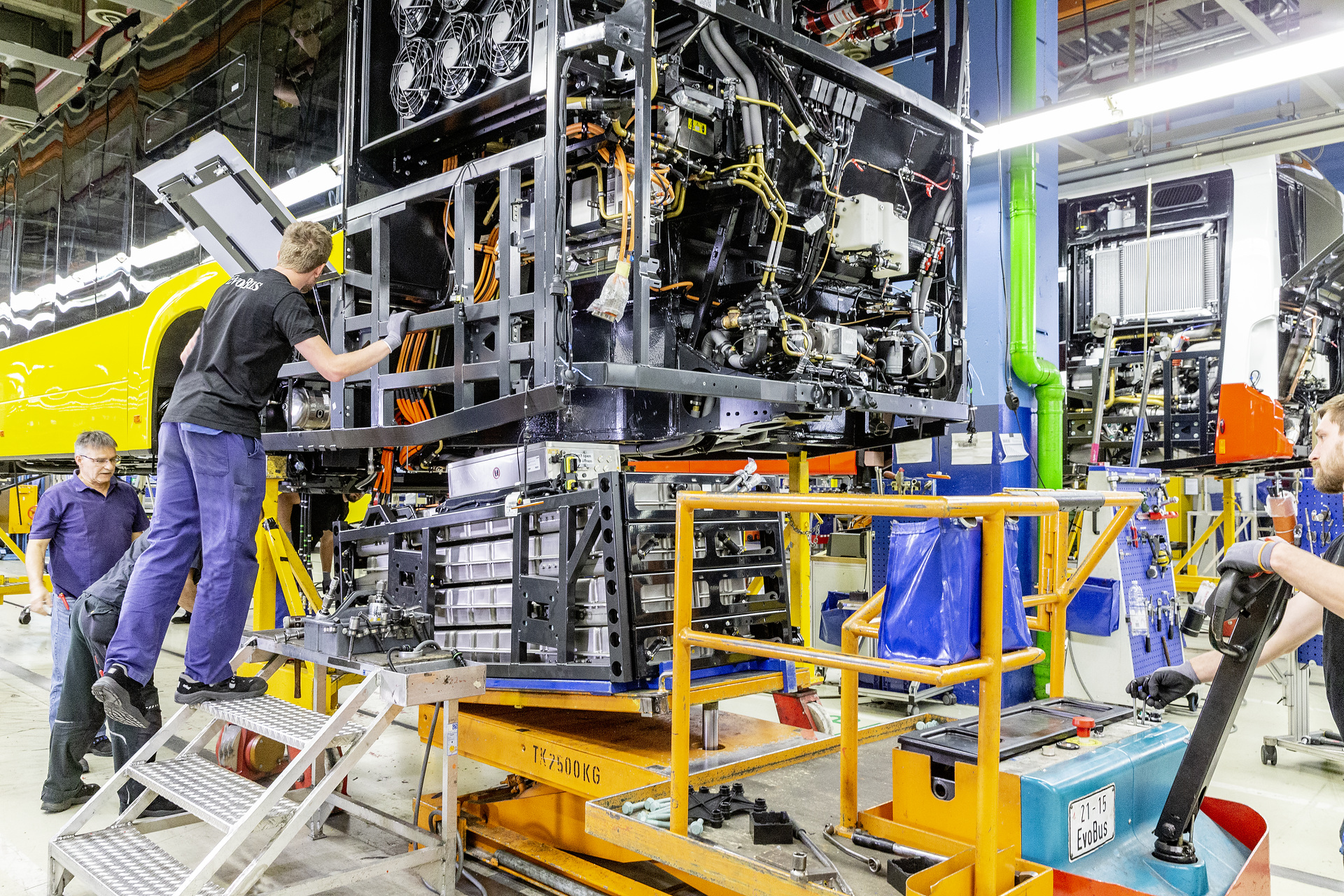 eCitaro production, Daimler AG/EvoBus production site, Mannheim, Germany, assembly, installation of rear high voltage battery package on the eCitaro eCitaro production, Daimler AG/EvoBus Werk Mannheim