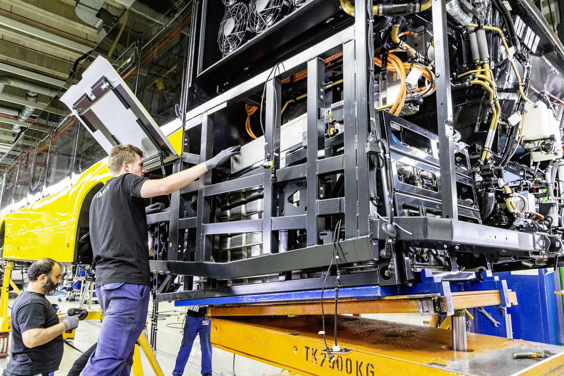 eCitaro production, Daimler AG/EvoBus production site, Mannheim, Germany, assembly, installation of rear high voltage battery package on the eCitaro eCitaro production, Daimler AG/EvoBus Werk Mannheim