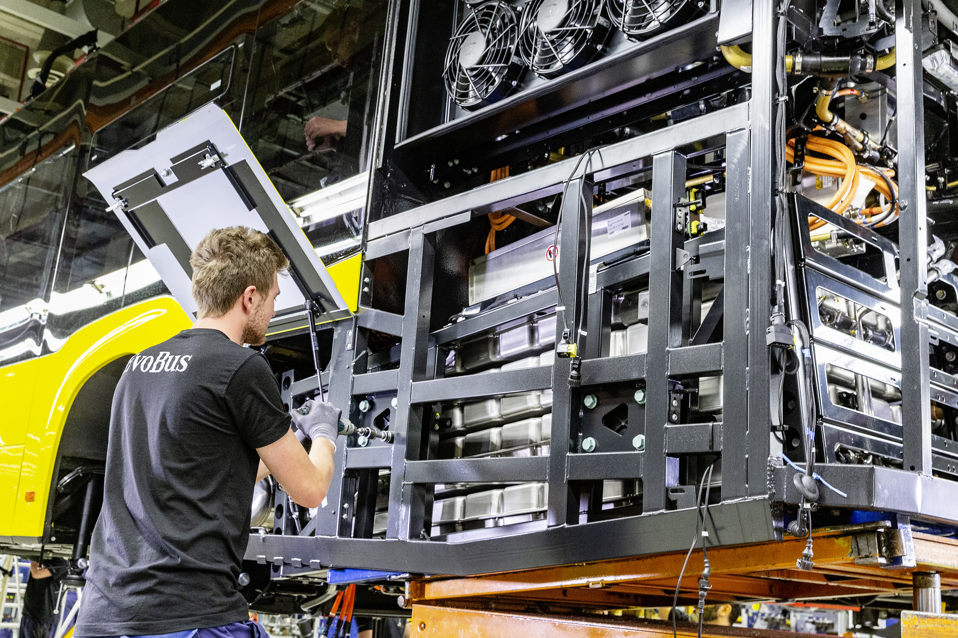 eCitaro production, Daimler AG/EvoBus production site, Mannheim, Germany, assembly, installation of rear high voltage battery package on the eCitaro eCitaro production, Daimler AG/EvoBus Werk Mannheim