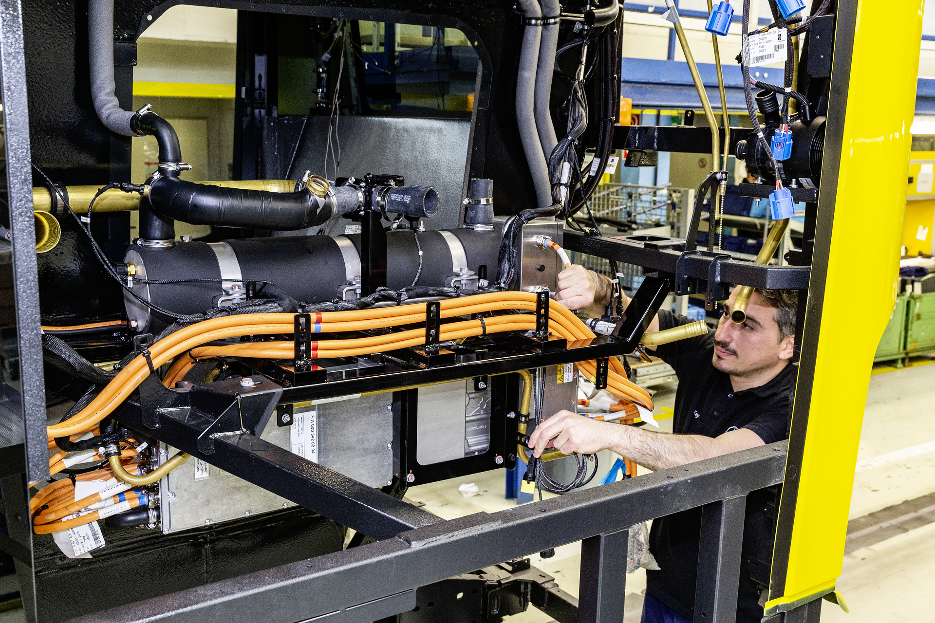 eCitaro production, Daimler AG/EvoBus production site, Mannheim, Germany, assembly, installation of the brake resistor and power inverter on the eCitaro eCitaro production, Daimler AG/EvoBus Werk Mannheim