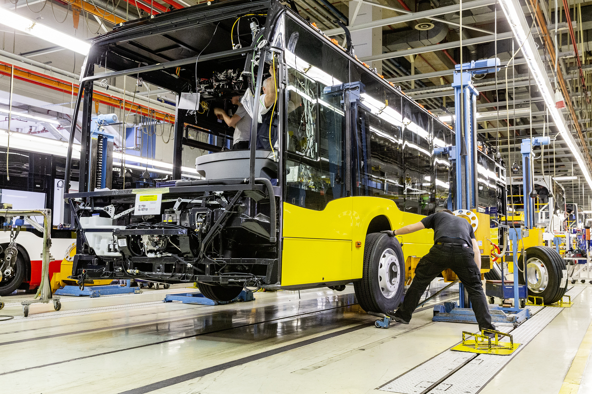 eCitaro production, Daimler AG/EvoBus production site, Mannheim, Germany, assembly, tyre installation on the eCitaro eCitaro production, Daimler AG/EvoBus Werk Mannheim
