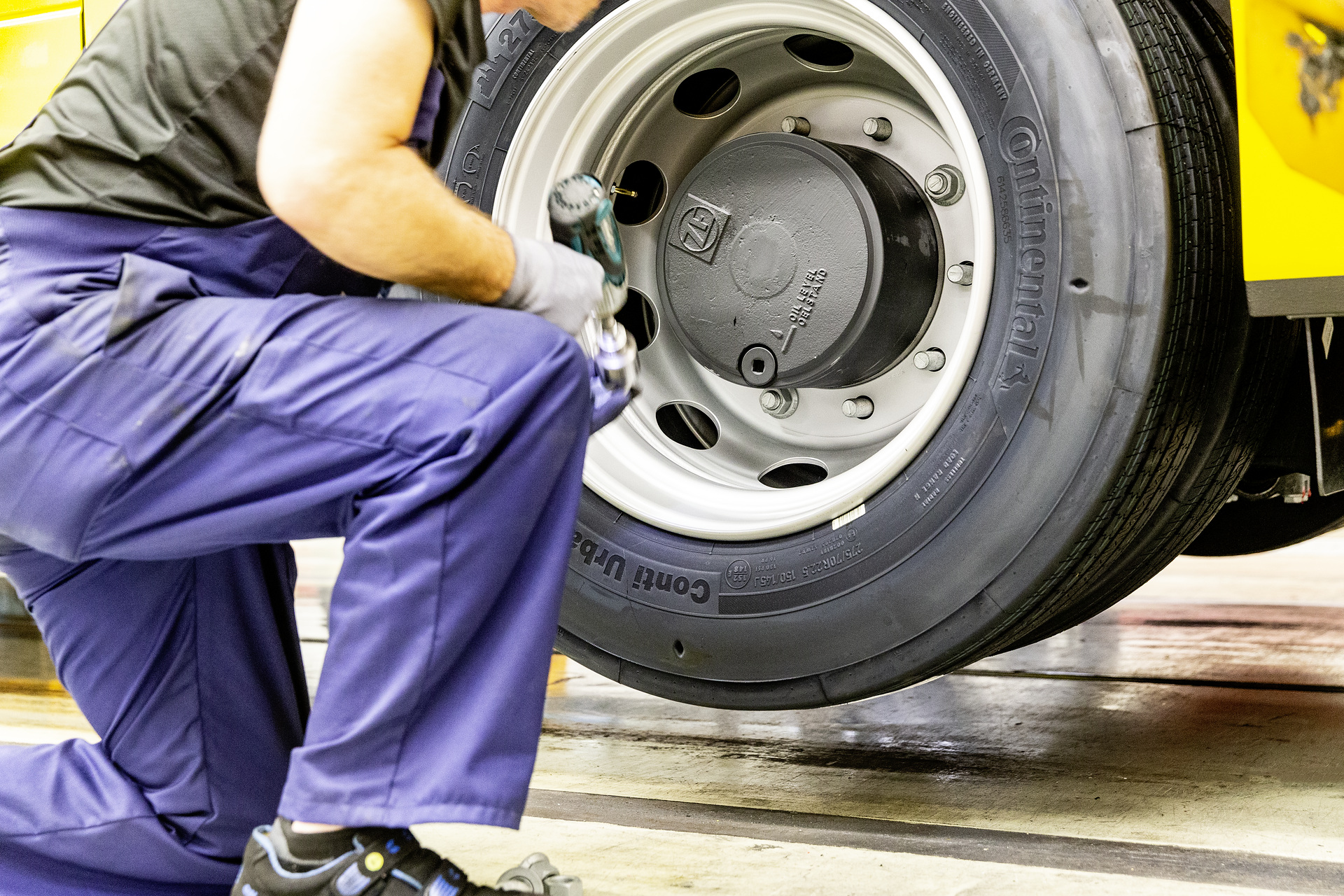 eCitaro production, Daimler AG/EvoBus production site, Mannheim, Germany, assembly, tyre installation on the eCitaro eCitaro production, Daimler AG/EvoBus Werk Mannheim
