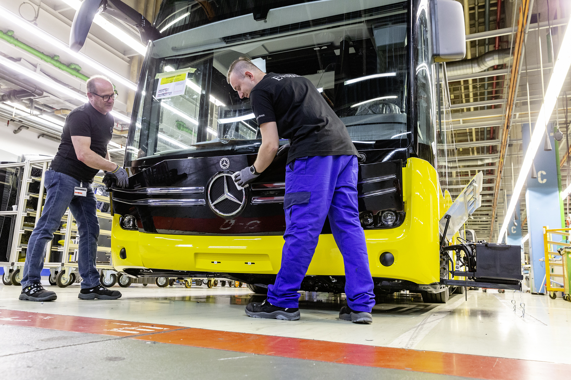 eCitaro production, Daimler AG/EvoBus production site, Mannheim, Germany, assembly, installation of front apron on the eCitaro eCitaro production, Daimler AG/EvoBus Werk Mannheim