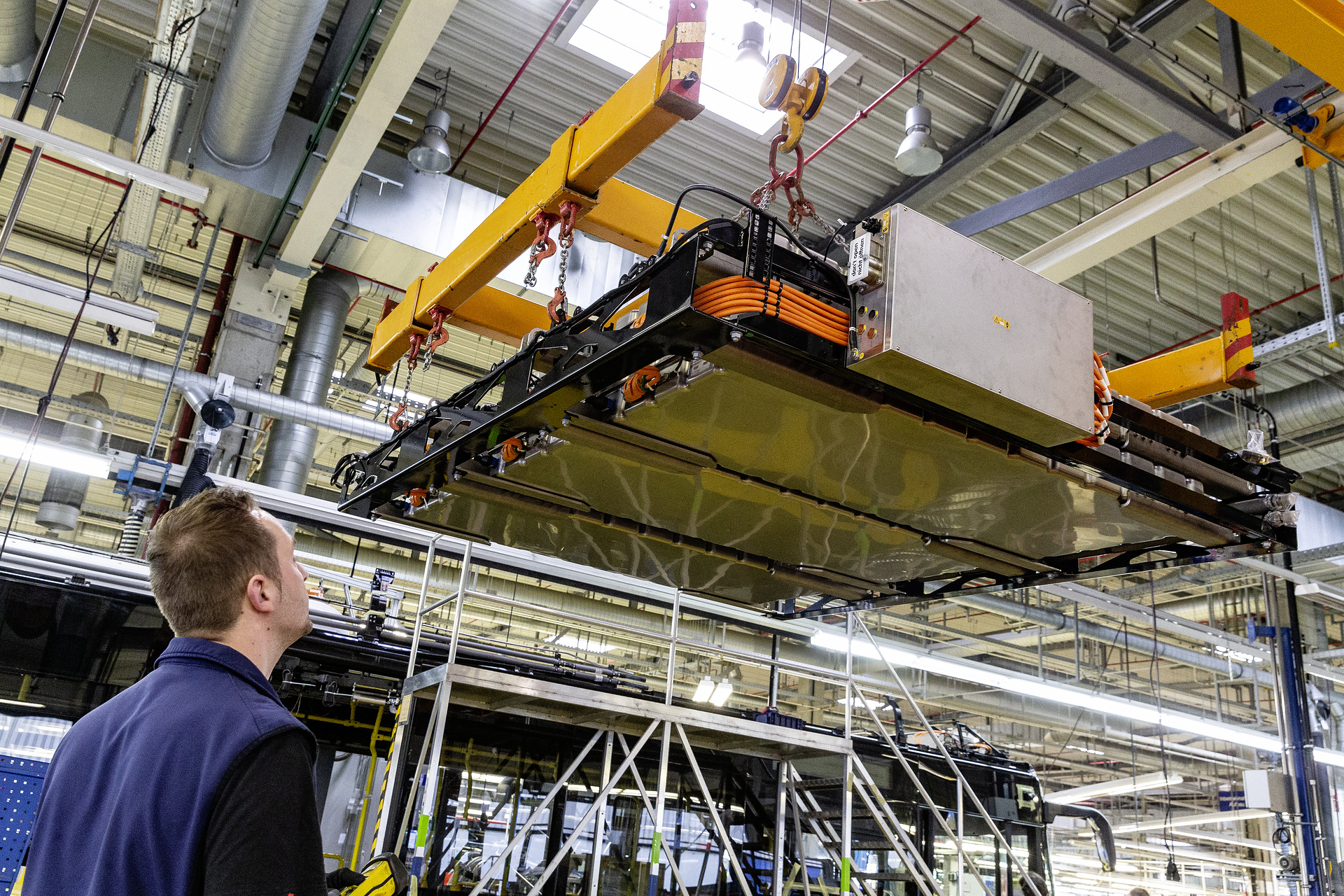 eCitaro production, Daimler AG/EvoBus production site, Mannheim, Germany, assembly, installation of eCitaro roof-mounted high-voltage battery package eCitaro production, Daimler AG/EvoBus Werk Mannheim