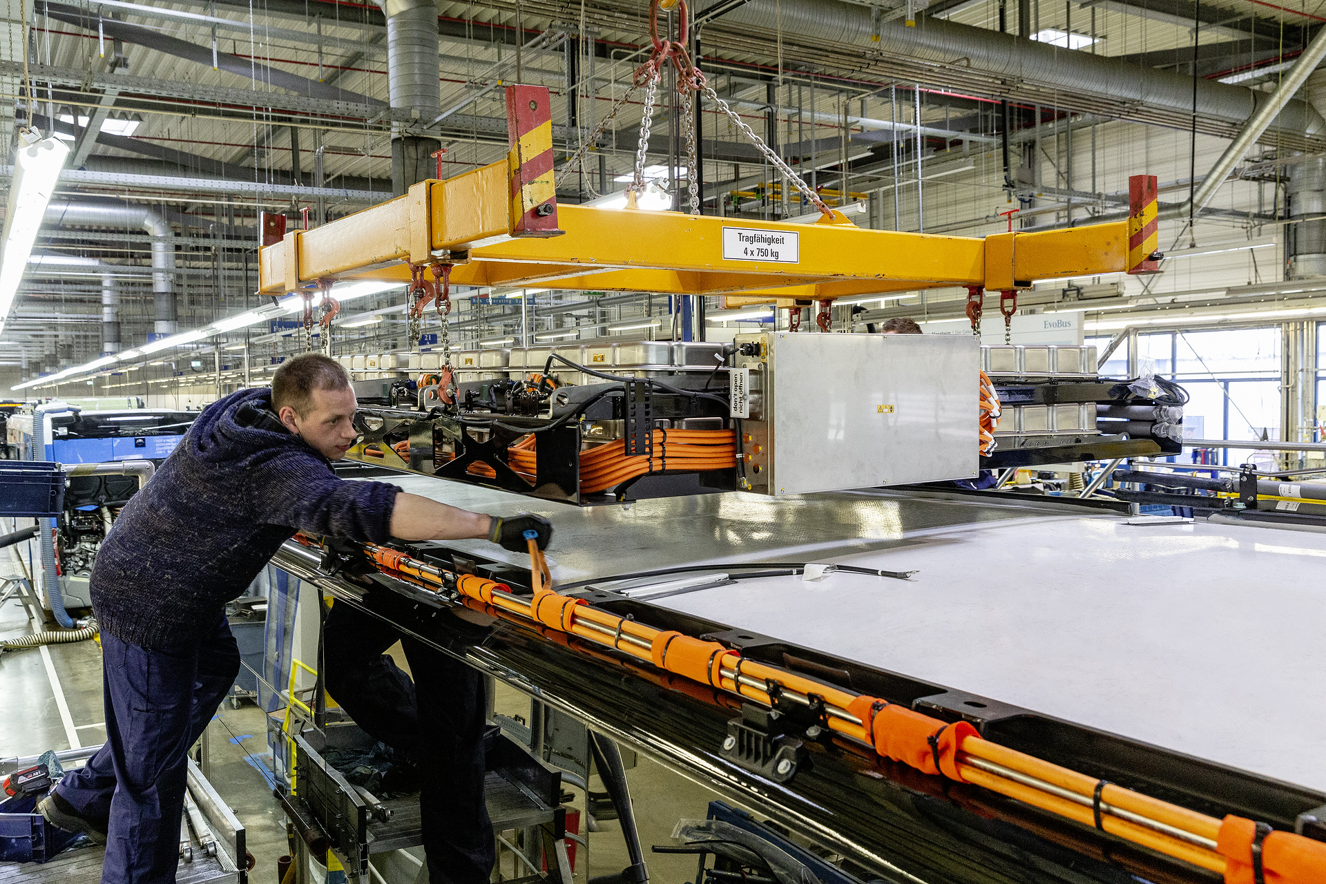 eCitaro production, Daimler AG/EvoBus production site, Mannheim, Germany, assembly, installation of eCitaro roof-mounted high-voltage battery package eCitaro production, Daimler AG/EvoBus Werk Mannheim