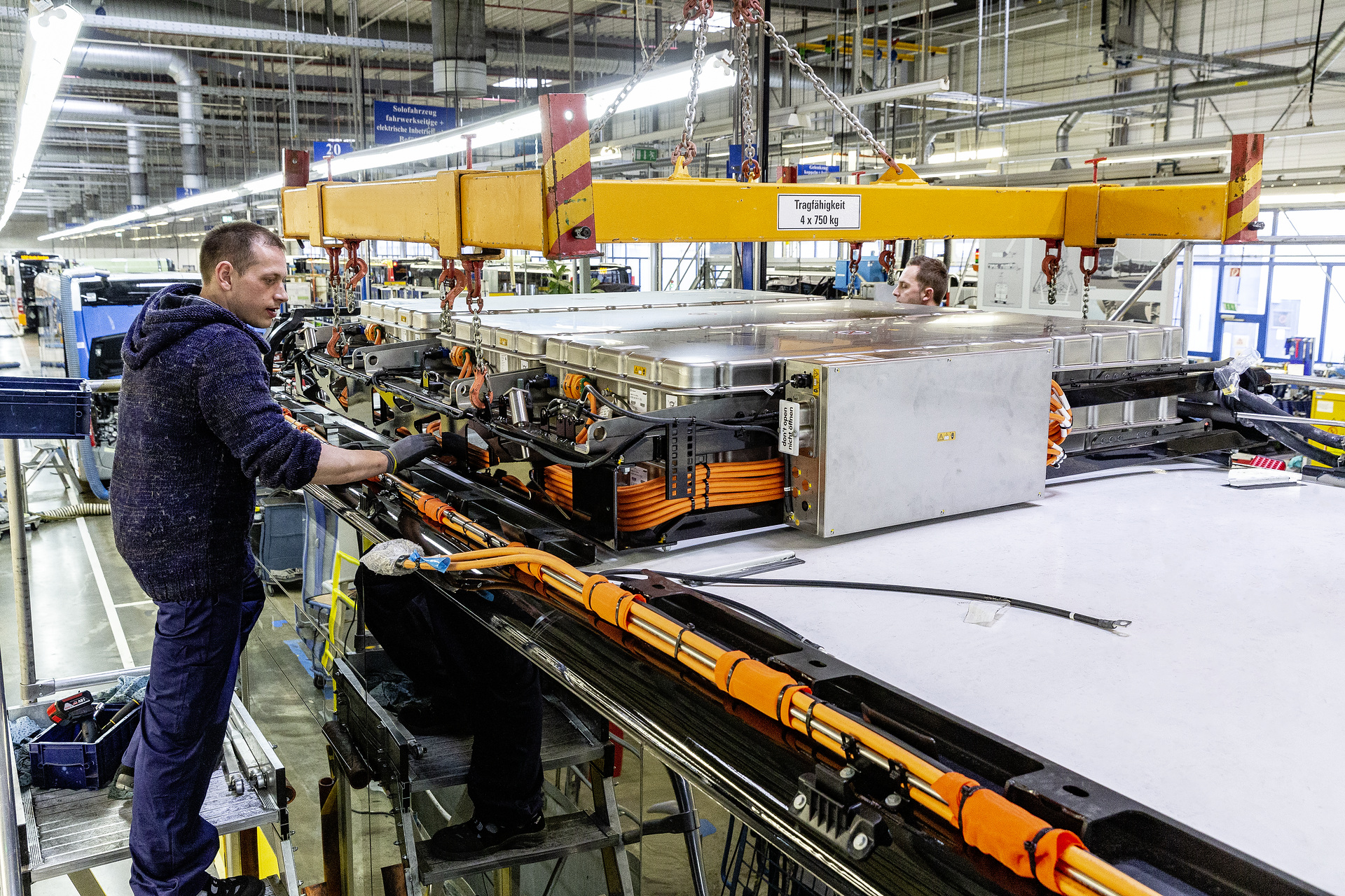 eCitaro production, Daimler AG/EvoBus production site, Mannheim, Germany, assembly, installation of eCitaro roof-mounted high-voltage battery package eCitaro production, Daimler AG/EvoBus Werk Mannheim