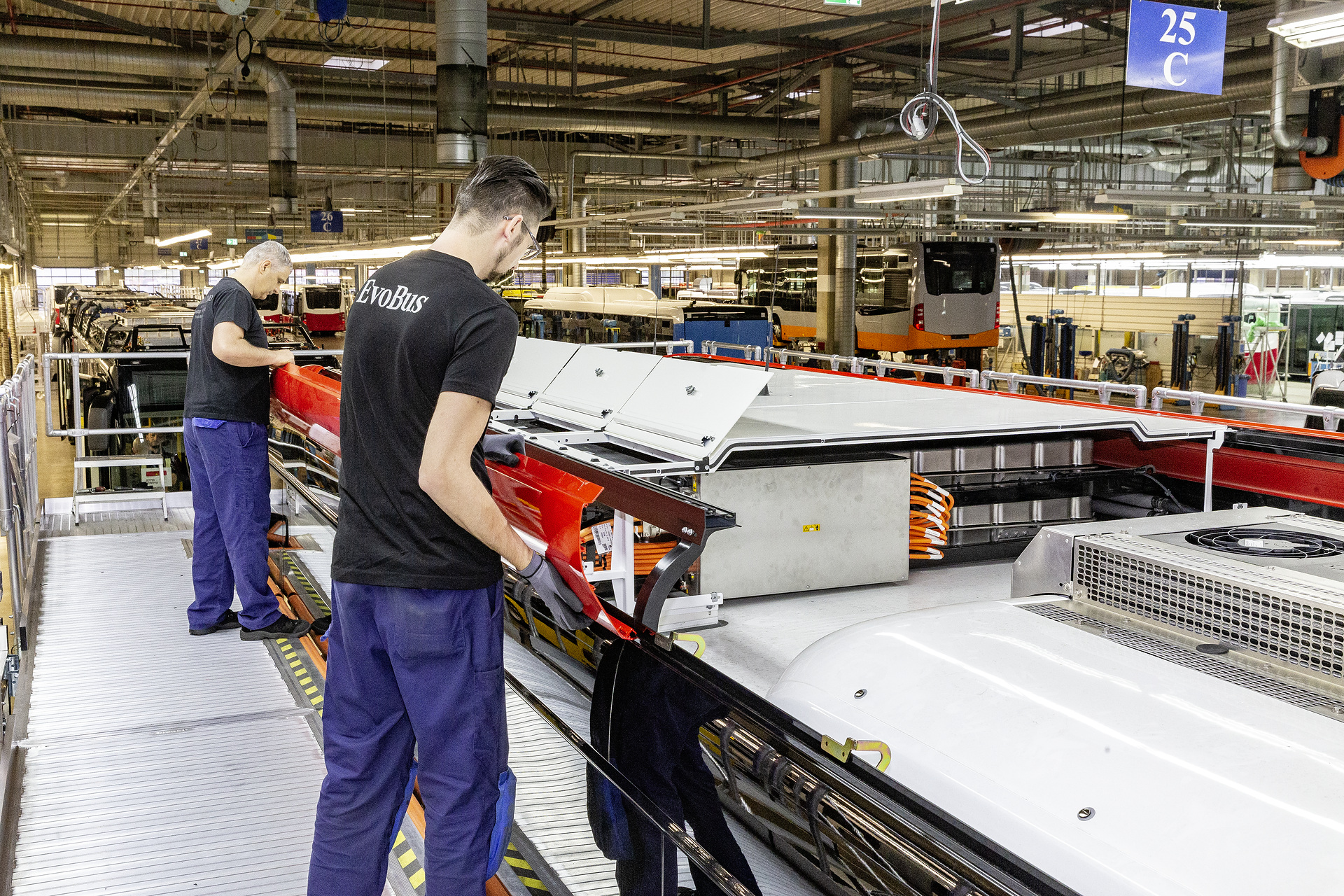 eCitaro production, Daimler AG/EvoBus production site, Mannheim, Germany, assembly, eCitaro roof trim installation eCitaro production, Daimler AG/EvoBus Werk Mannheim