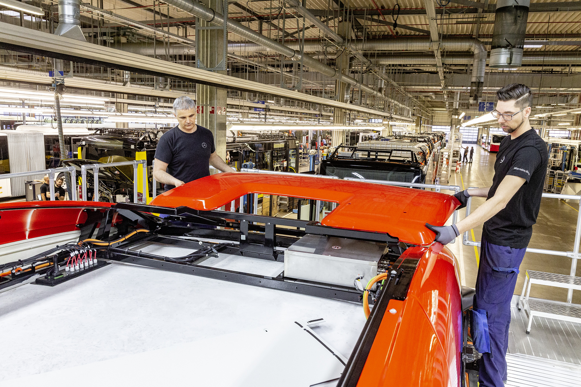 eCitaro production, Daimler AG/EvoBus production site, Mannheim, Germany, assembly, eCitaro roof trim installation eCitaro production, Daimler AG/EvoBus Werk Mannheim