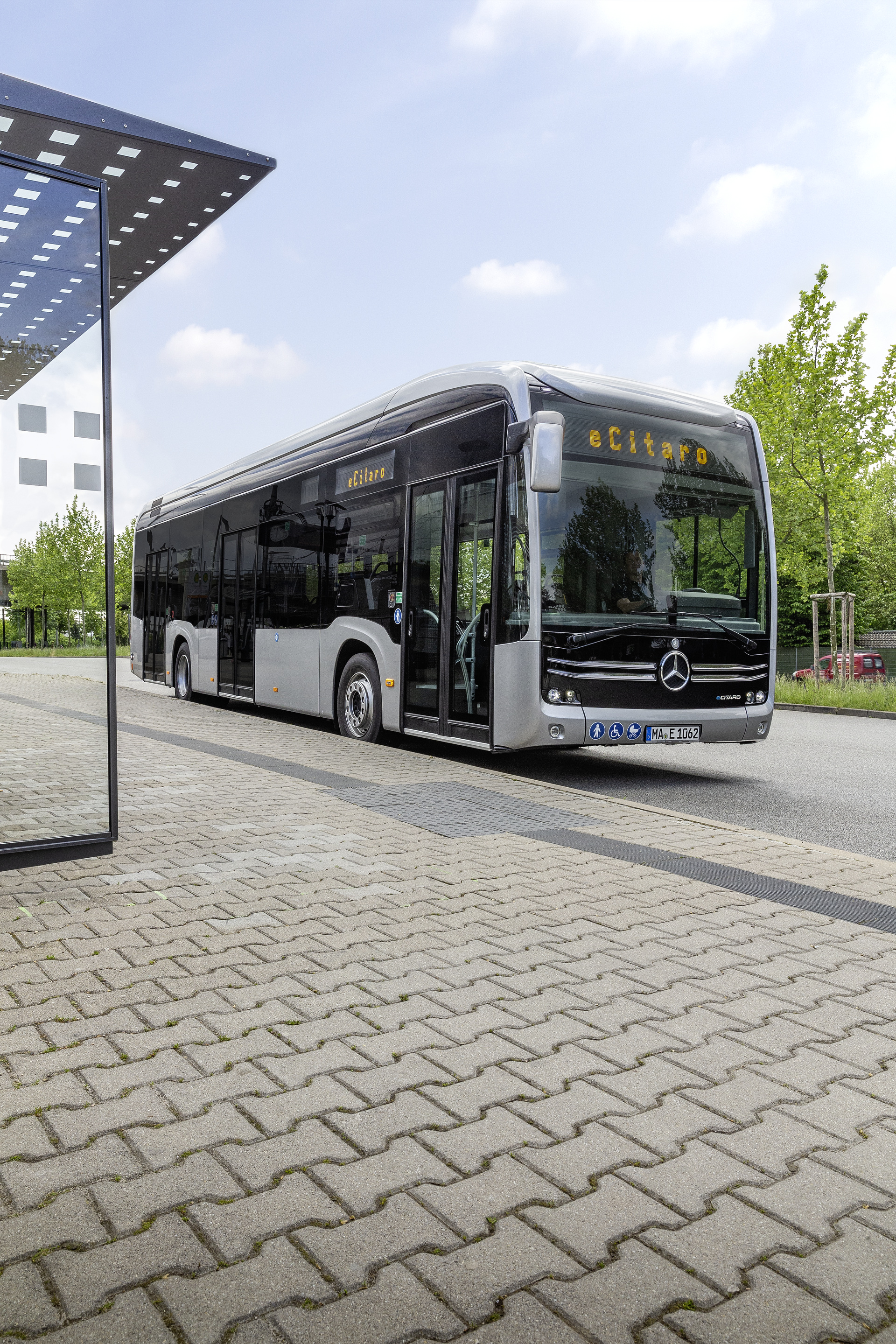 Mercedes-Benz eCitaro with all-electric drive, exterior, anthracite metallic, 2 x electric hub motor, 2 x 125 kW, 2 x 485 Nm, LED headlamps, length/width/height: 12135/2550/3400 mm, passenger capacity: 1/80. Mercedes-Benz eCitaro with all-electric drive