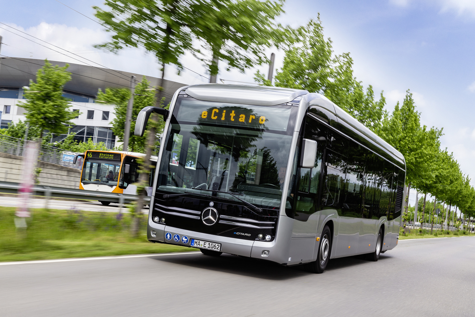 Mercedes-Benz eCitaro with all-electric drive, exterior, anthracite metallic, 2 x electric hub motor, 2 x 125 kW, 2 x 485 Nm, LED headlamps, length/width/height: 12135/2550/3400 mm, passenger capacity: 1/80. Mercedes-Benz eCitaro with all-electric drive