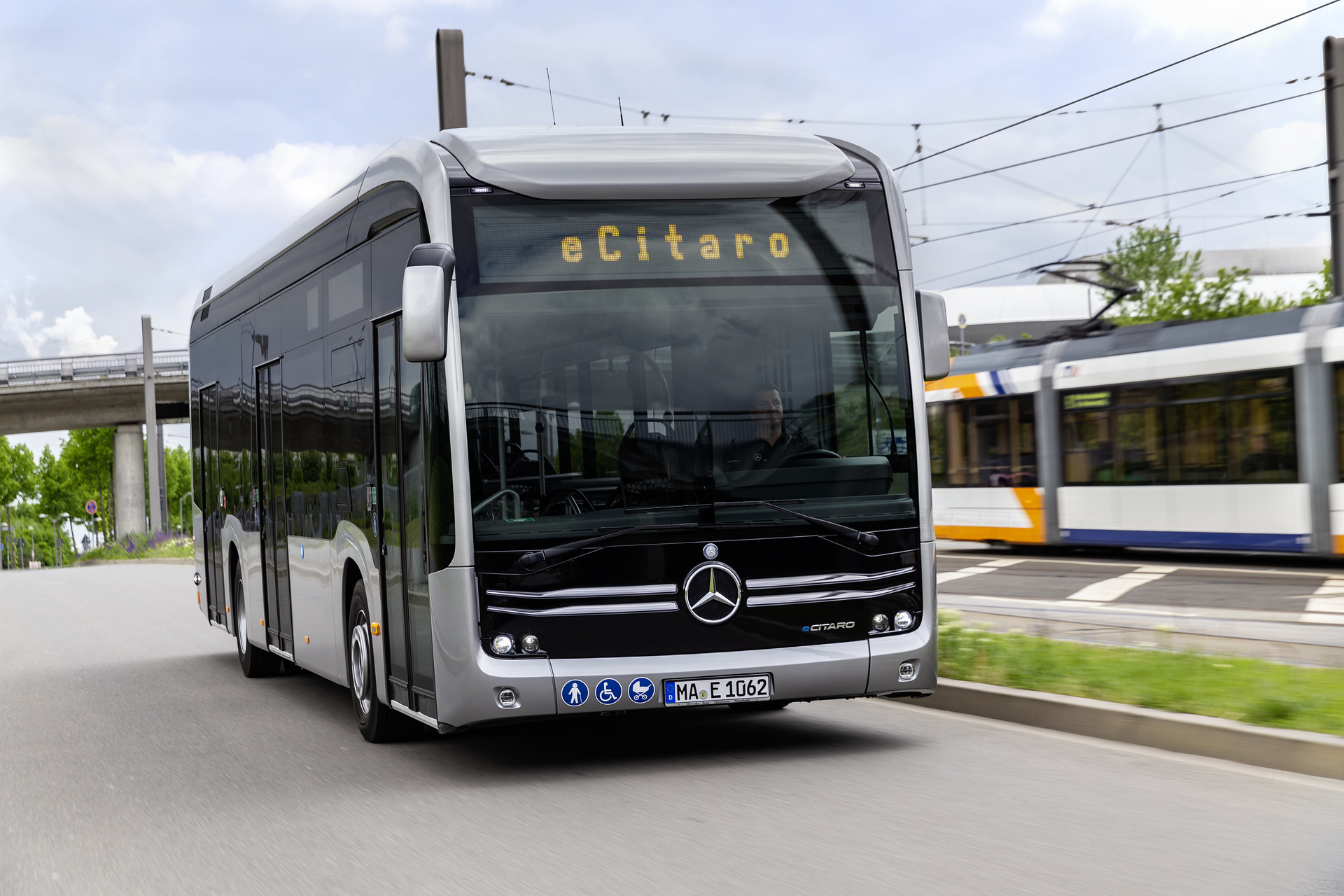 Mercedes-Benz eCitaro with all-electric drive, exterior, anthracite metallic, 2 x electric hub motor, 2 x 125 kW, 2 x 485 Nm, LED headlamps, length/width/height: 12135/2550/3400 mm, passenger capacity: 1/80. Mercedes-Benz eCitaro with all-electric drive