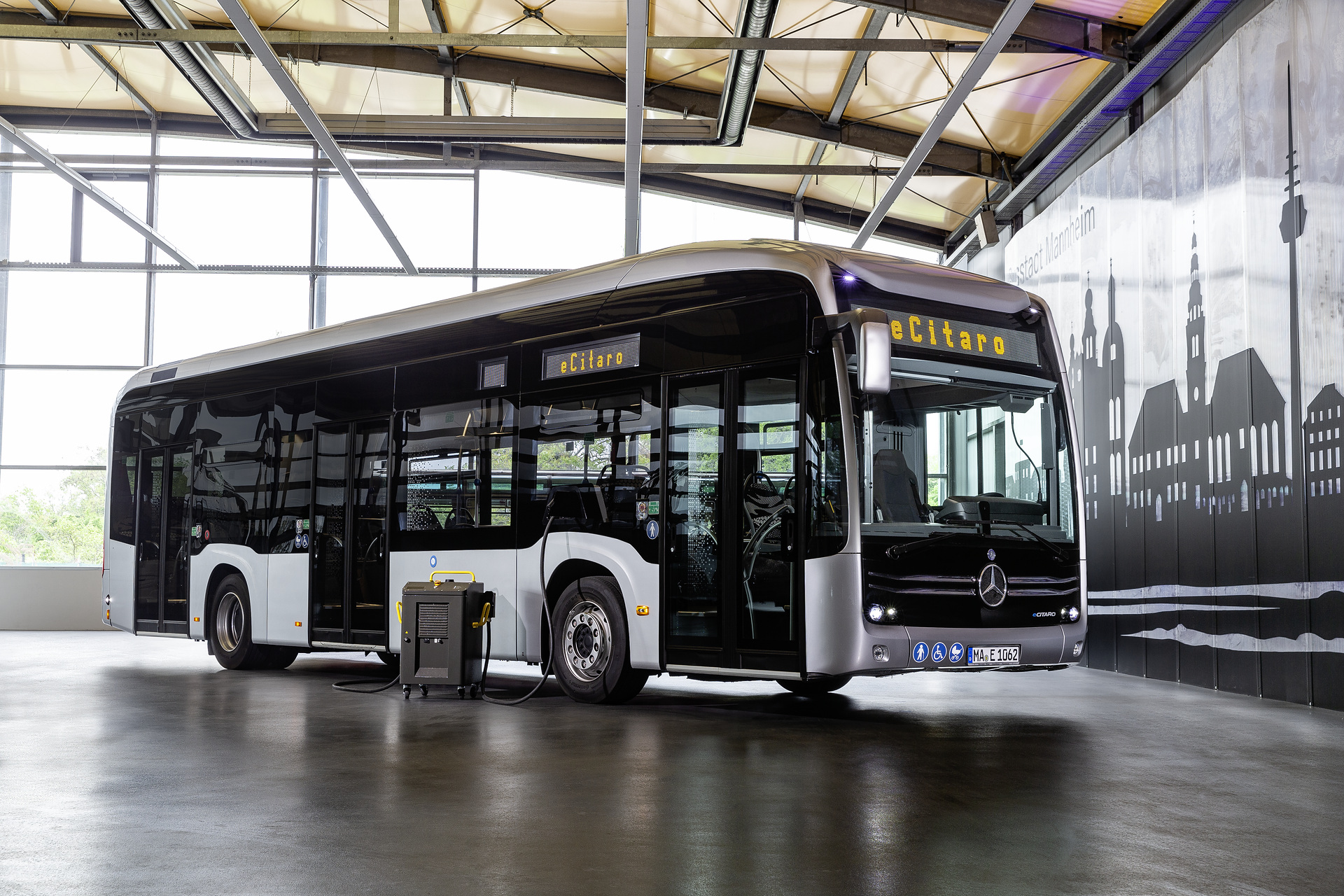 Mercedes-Benz eCitaro with all-electric drive, exterior, anthracite metallic, 2 x electric hub motor, 2 x 125 kW, 2 x 485 Nm, LED headlamps, length/width/height: 12135/2550/3400 mm, passenger capacity: 1/80. Mercedes-Benz eCitaro with all-electric drive