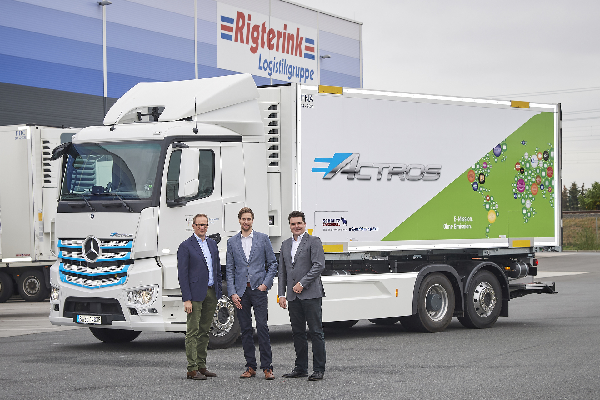 Bei der Übergabe des eActros an die Rigterink Logistikgruppe in Flörsheim/Main (von links nach rechts): Norbert Bökamp, Bereichsleiter Verkauf Nutzfahrzeuge bei der Beresa GmbH & Co. KG (Vertragshändler von Mercedes-Benz Trucks), Arne Rigterink, Geschäftsführer Rigterink Logistikgruppe, und Rico Claassen, Key Account Manager für Großkunden bei Mercedes-Benz Trucks. Rigterink Logistikgruppe