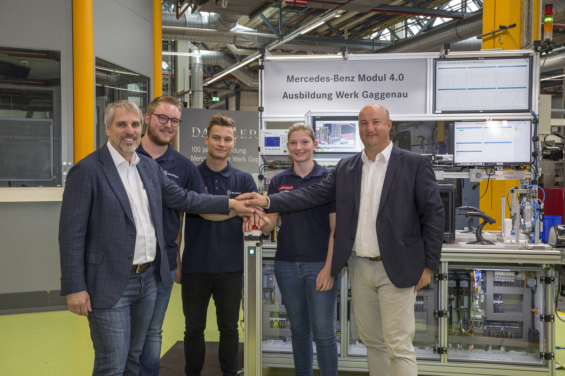 100 Jahre Berufsausbildung Mercedes-Benz Werk Gaggenau: Wilfried Porth, Vorstand für Personal und Arbeitsdirektor & Mercedes-Benz Vans der Daimler AG, und Michael Brecht, Gesamtbetriebsratsvorsitzender von Daimler und Betriebsratsvorsitzender im Werk Gaggenau, zusammen mit Auszubildenden bei der Eröffnung des Industrie 4.0 Moduls. 100 Jahre Nachwuchsförderung: Berufsausbildung im Mercedes-Benz Werk Gaggenau feiert Jubiläum