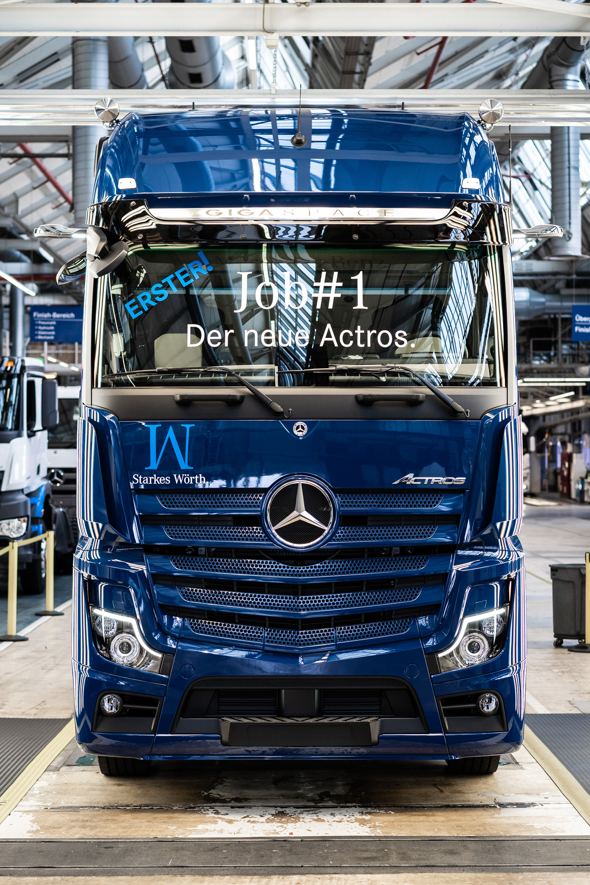 A milestone at the Mercedes-Benz plant in Wörth: The sapphire-blue Actros 1851 LS 4x2 was the first customer vehicle to roll off the assembly line. Job #1 of the Mercedes-Benz Trucks flagship: Ready for its customers: the first new Actros rolls off the production line at the Mercedes-Benz Wörth plant