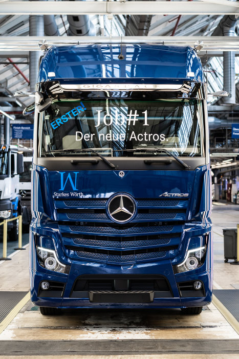 Job #1 of the Mercedes-Benz Trucks flagship: Ready for its customers: the first new Actros rolls off the production line at the Mercedes-Benz Wörth plant