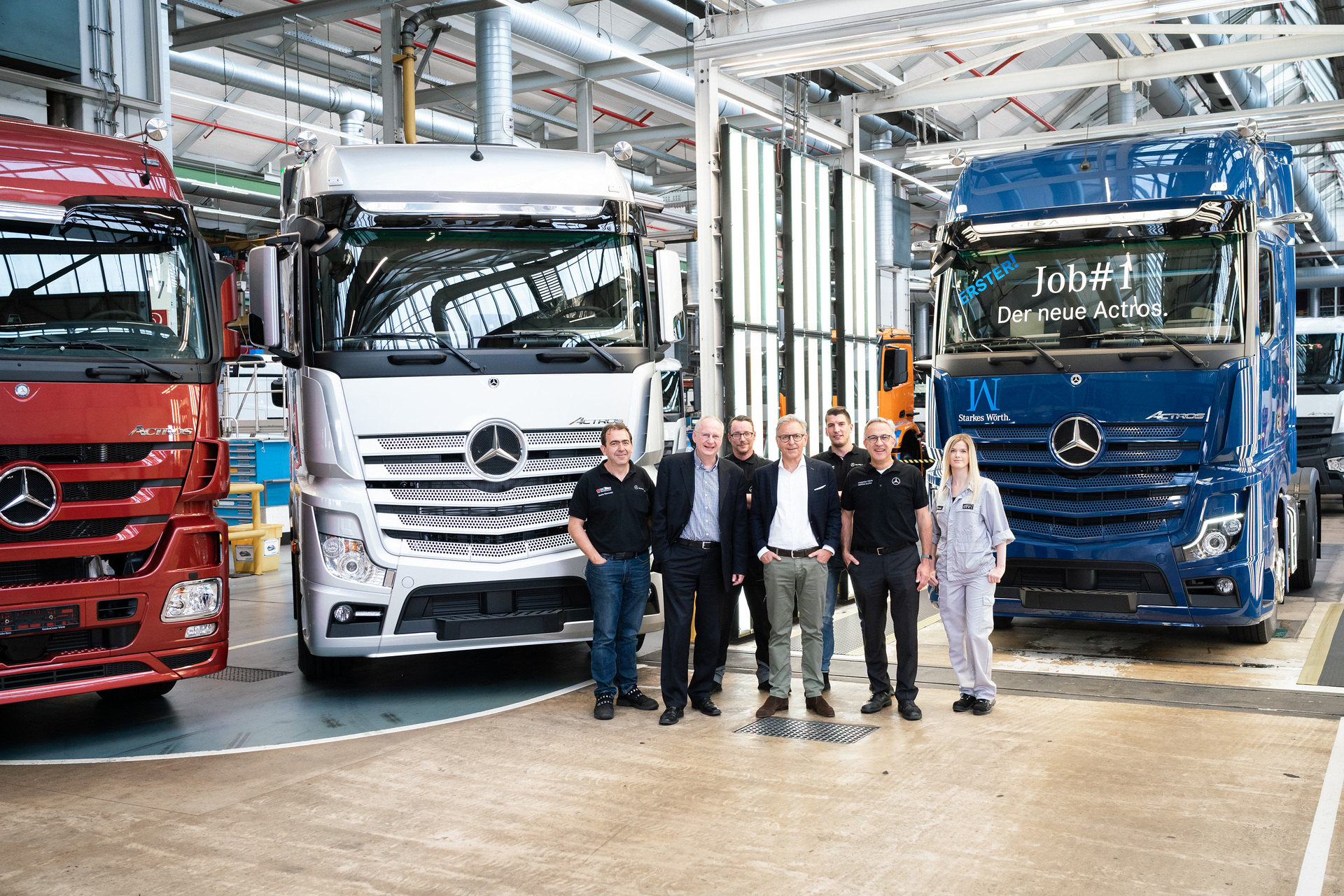 A milestone at the Mercedes-Benz plant in Wörth: The sapphire-blue Actros 1851 LS 4x2 was the first customer vehicle to roll off the assembly line. Stefan Buchner (4th from left), Head of Mercedes-Benz Trucks, Gerald Jank (2nd from left), Head of Mercedes-Benz Trucks Operations, and Dr Matthias Jurytko (6th from left), Head of the Mercedes-Benz Wörth plant, accompanied the series production start of the Mercedes-Benz flagship truck together with the Wörth team. Job #1 of the Mercedes-Benz Trucks flagship: Ready for its customers: the first new Actros rolls off the production line at the Mercedes-Benz Wörth plant