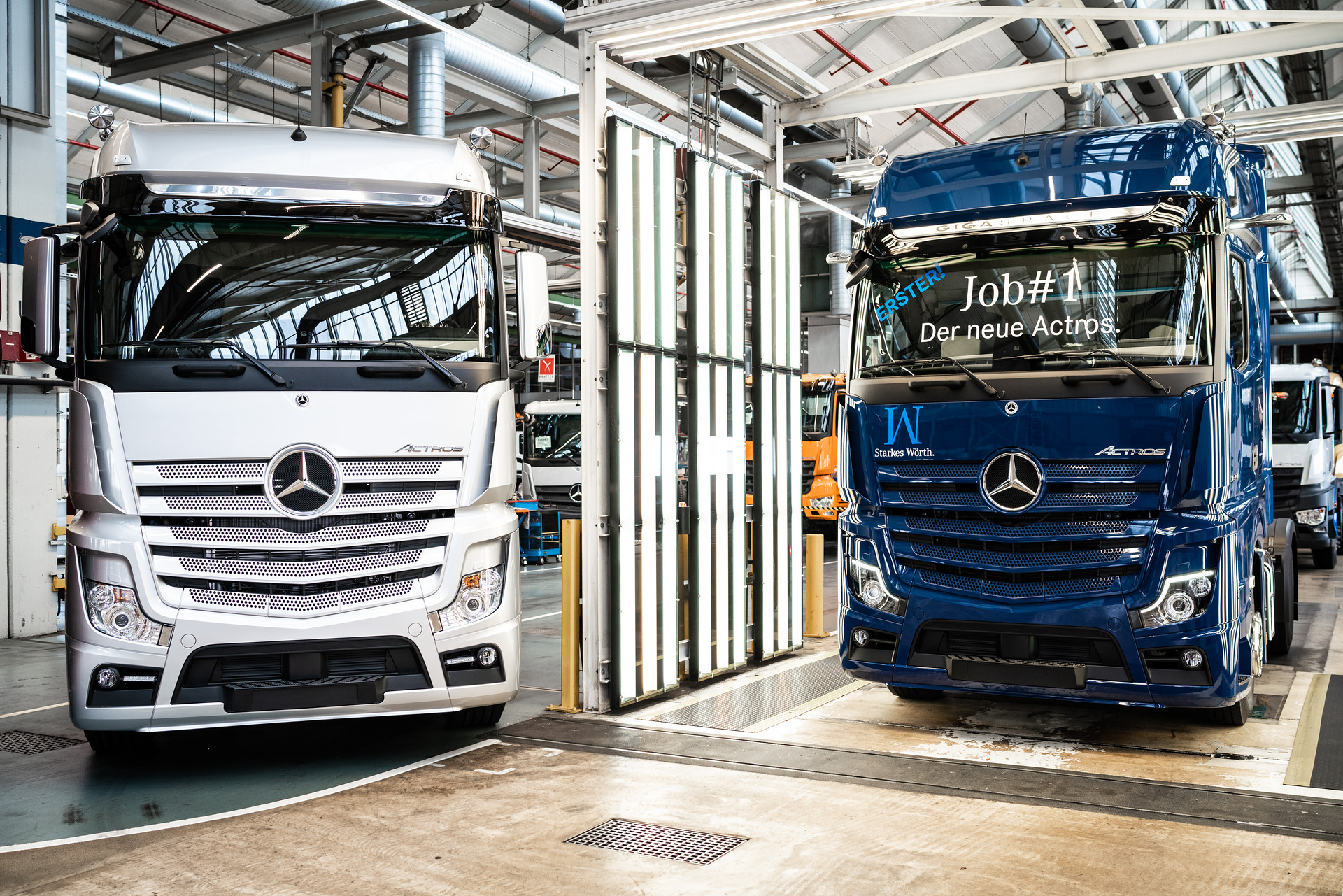 A milestone at the Mercedes-Benz plant in Wörth: The first new Mercedes-Benz Actros in sapphire-blue next to its predecessor (in silver) is ready for its customer. Mercedes-Benz Actros
