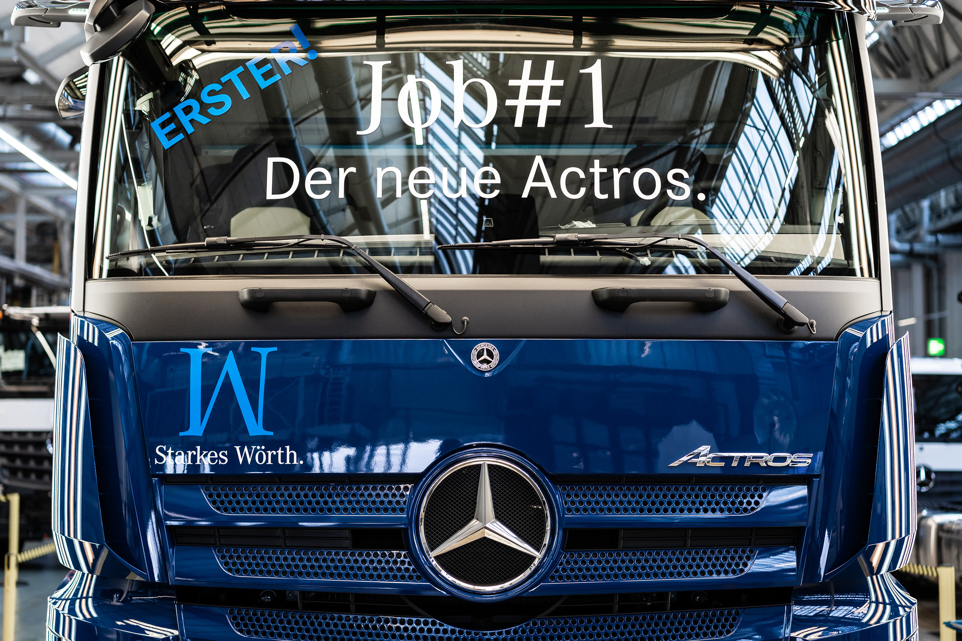 A milestone at the Mercedes-Benz plant in Wörth: The sapphire-blue Actros 1851 LS 4x2 was the first customer vehicle to roll off the assembly line. Actros 1851 LS 4x2