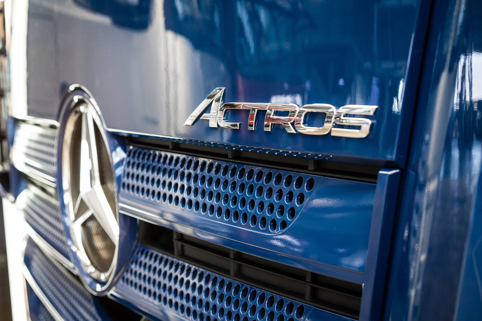 A milestone at the Mercedes-Benz plant in Wörth: The sapphire-blue Actros 1851 LS 4x2 was the first customer vehicle to roll off the assembly line. Actros 1851 LS 4x2