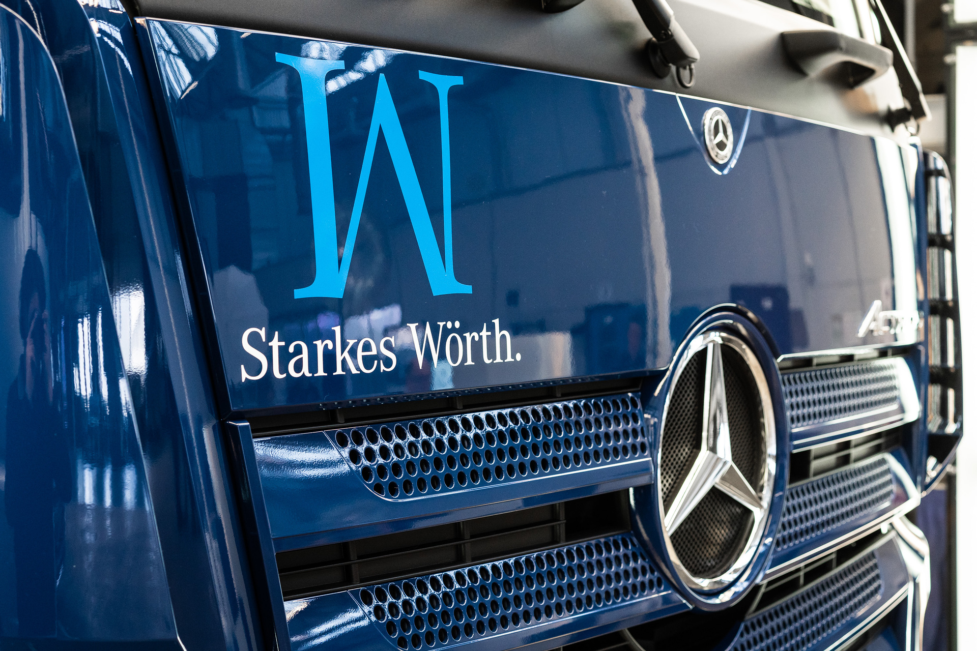 A milestone at the Mercedes-Benz plant in Wörth: The sapphire-blue Actros 1851 LS 4x2 was the first customer vehicle to roll off the assembly line. Actros 1851 LS 4x2