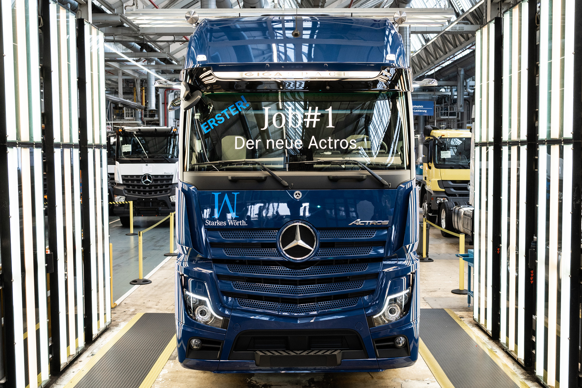 A milestone at the Mercedes-Benz plant in Wörth: The sapphire-blue Actros 1851 LS 4x2 was the first customer vehicle to roll off the assembly line. Actros 1851 LS 4x2