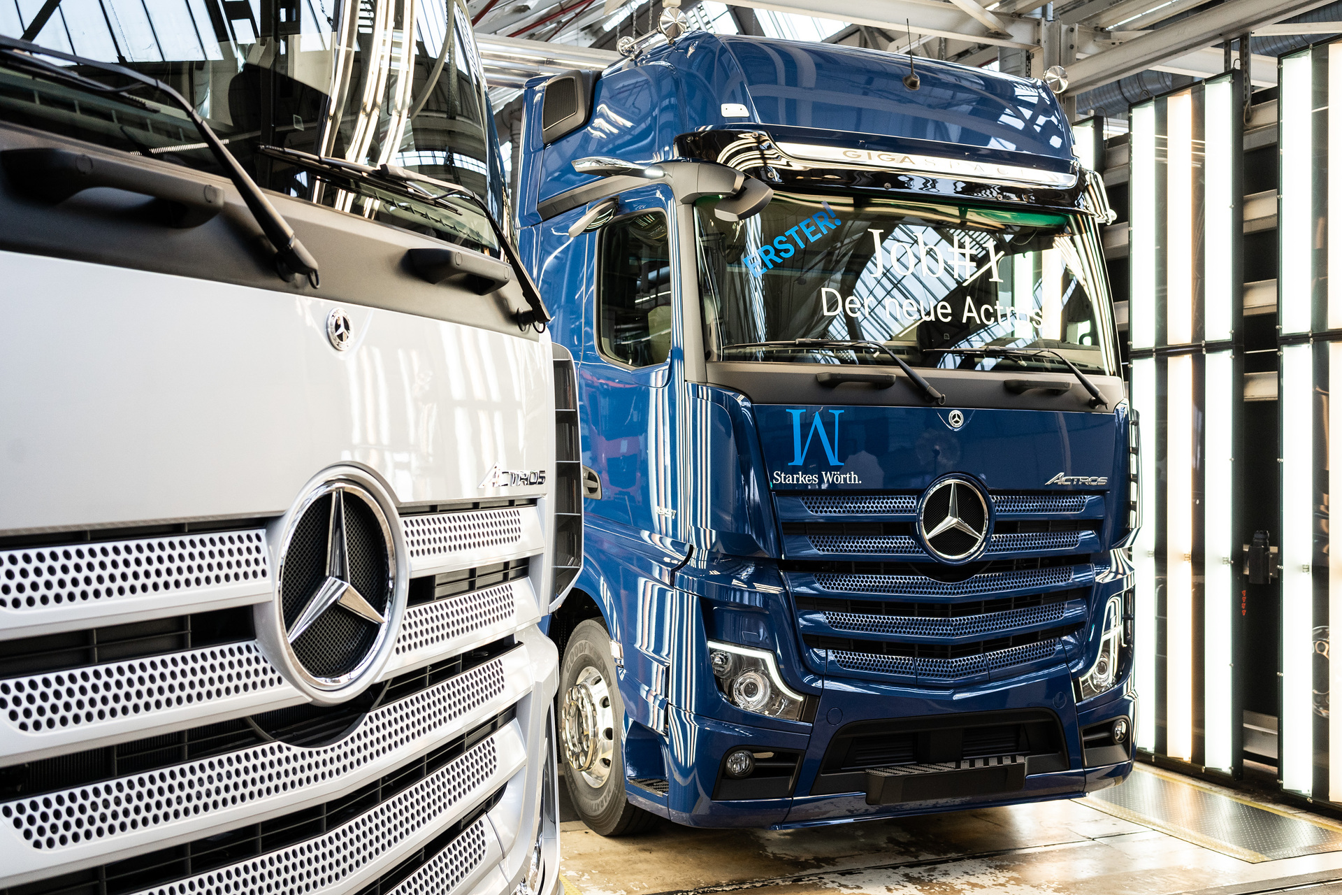 A milestone at the Mercedes-Benz plant in Wörth: The first new Mercedes-Benz Actros in sapphire-blue next to its predecessor (in silver) is ready for its customer. Mercedes-Benz Actros