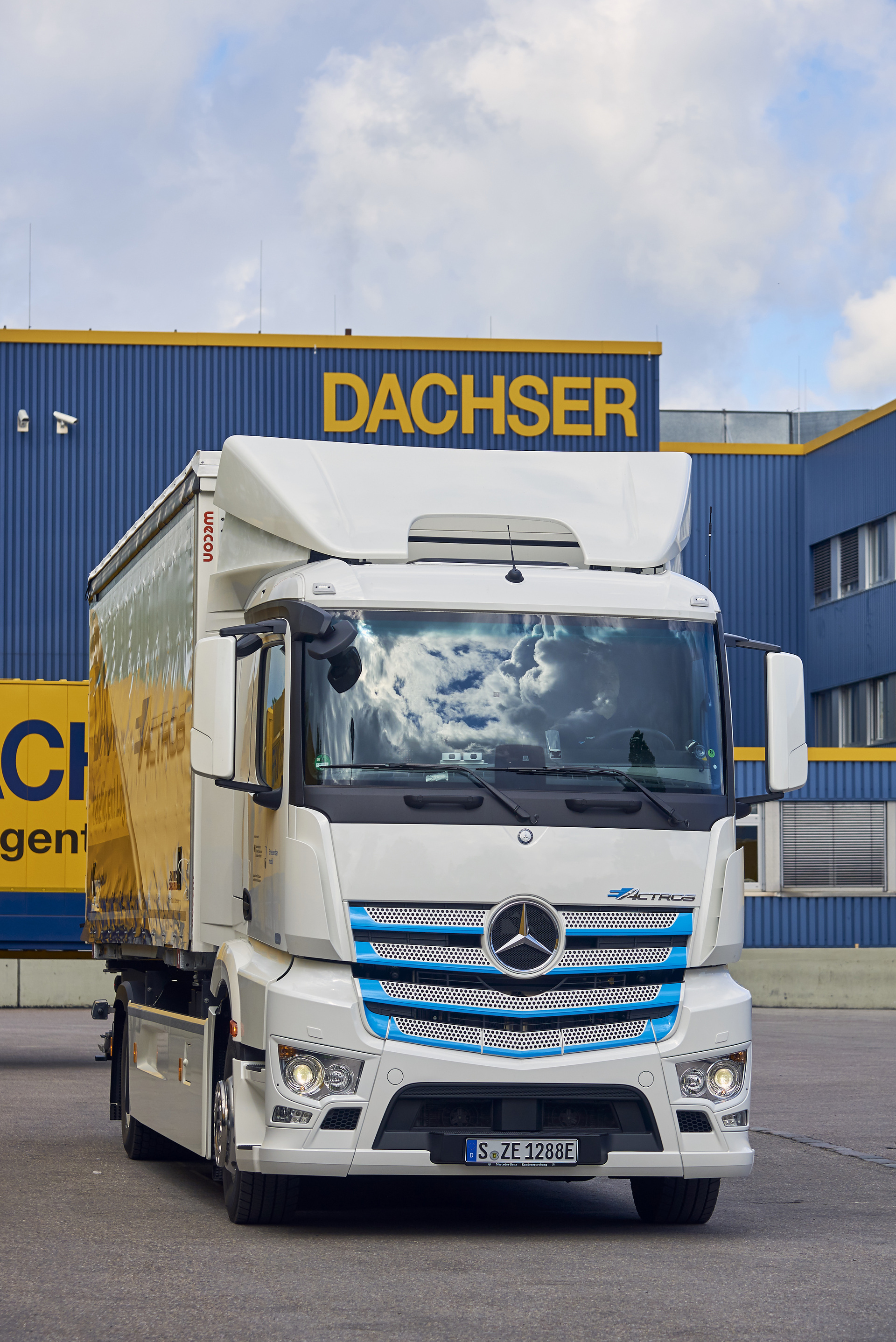 May 2019: Handover Mercedes-Benz eActros to Dachser Quiet and emission-free short-radius distribution in Stuttgart: Dachser relies on the battery-electric Mercedes-Benz eActros
