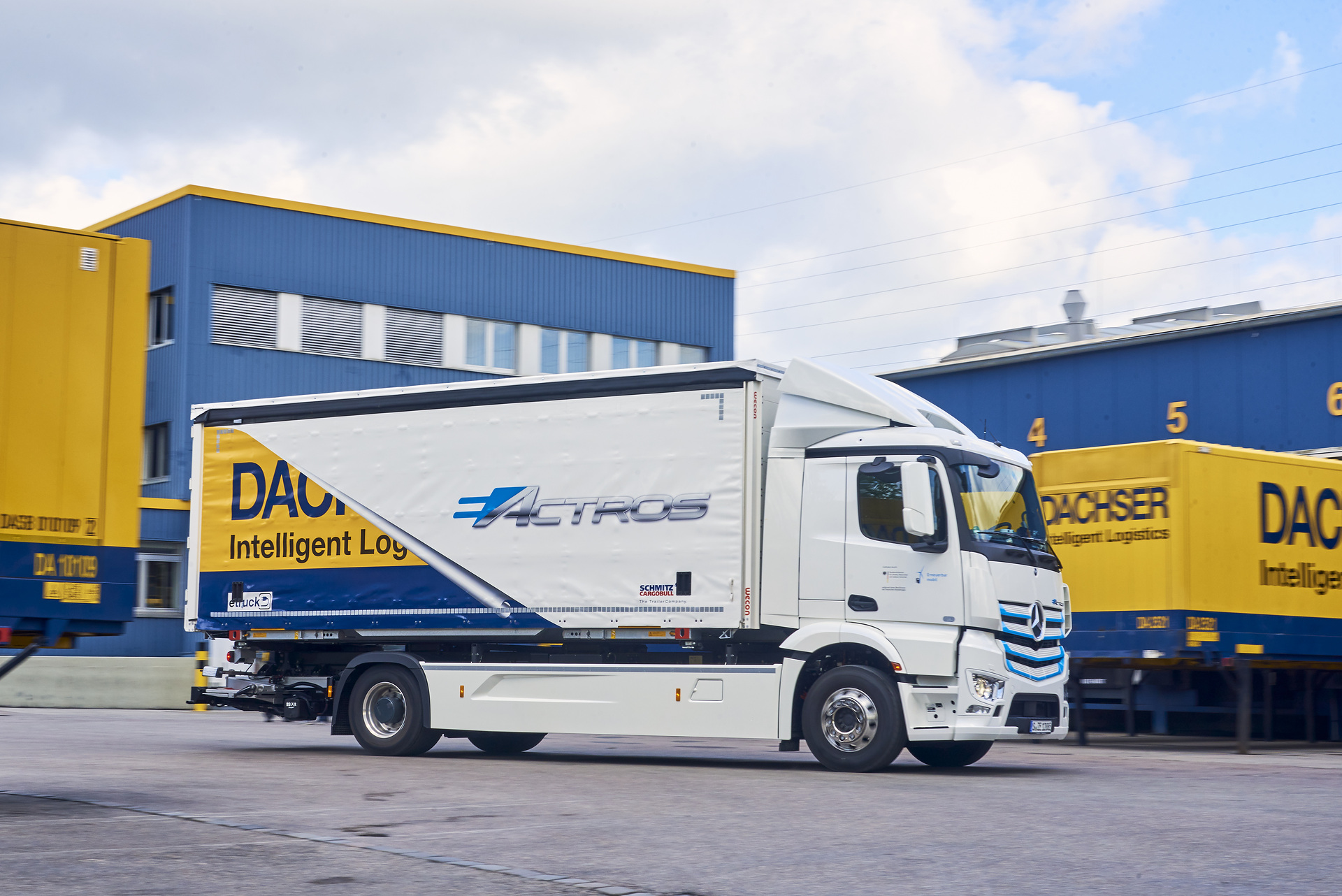The eActros makes deliveries to customers into the city center of Stuttgart and supplies Dachser's microhub in the city's Heslach district May 2019: Handover Mercedes-Benz eActros to Dachser