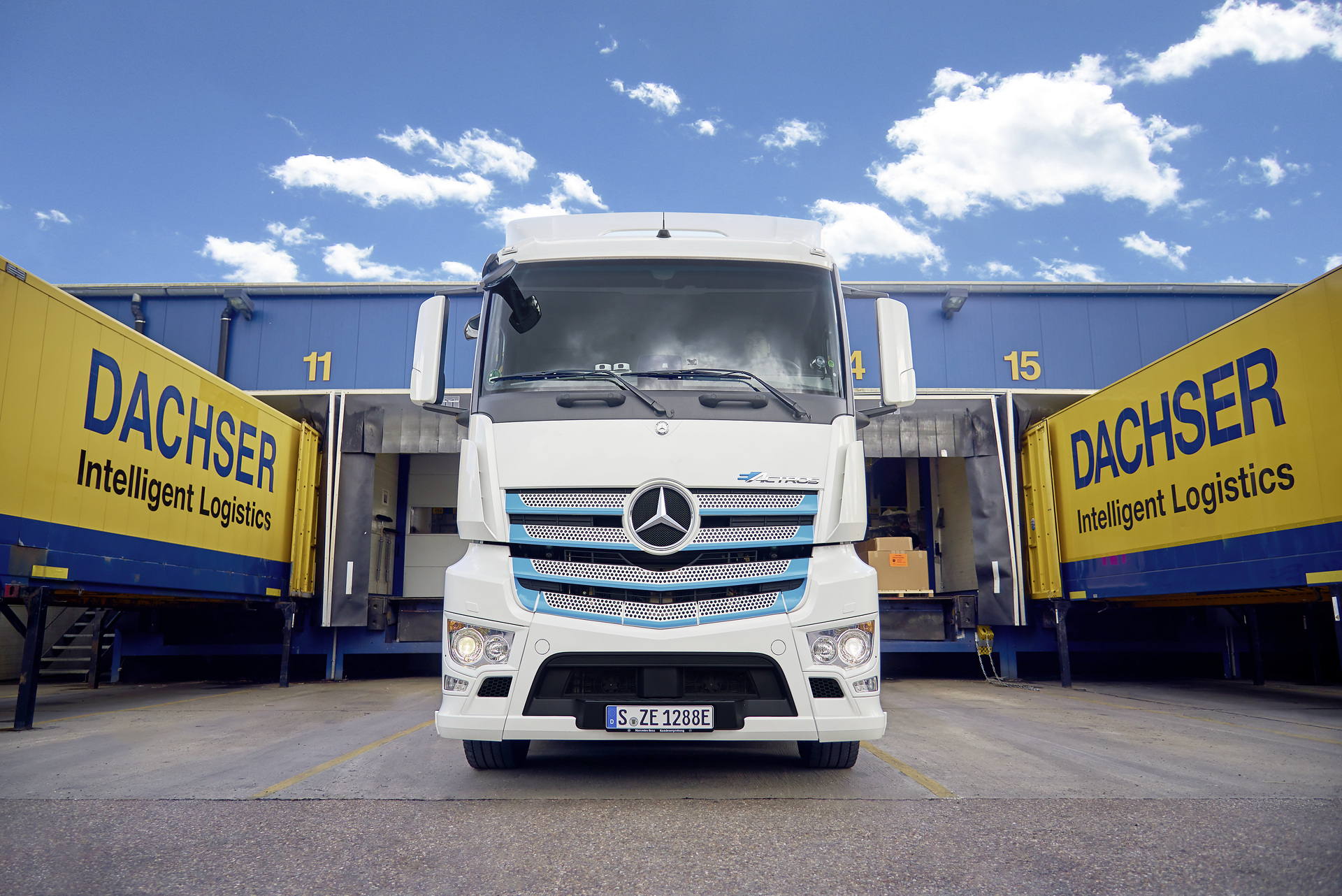 May 2019: Handover Mercedes-Benz eActros to Dachser May 2019: Handover Mercedes-Benz eActros to Dachser