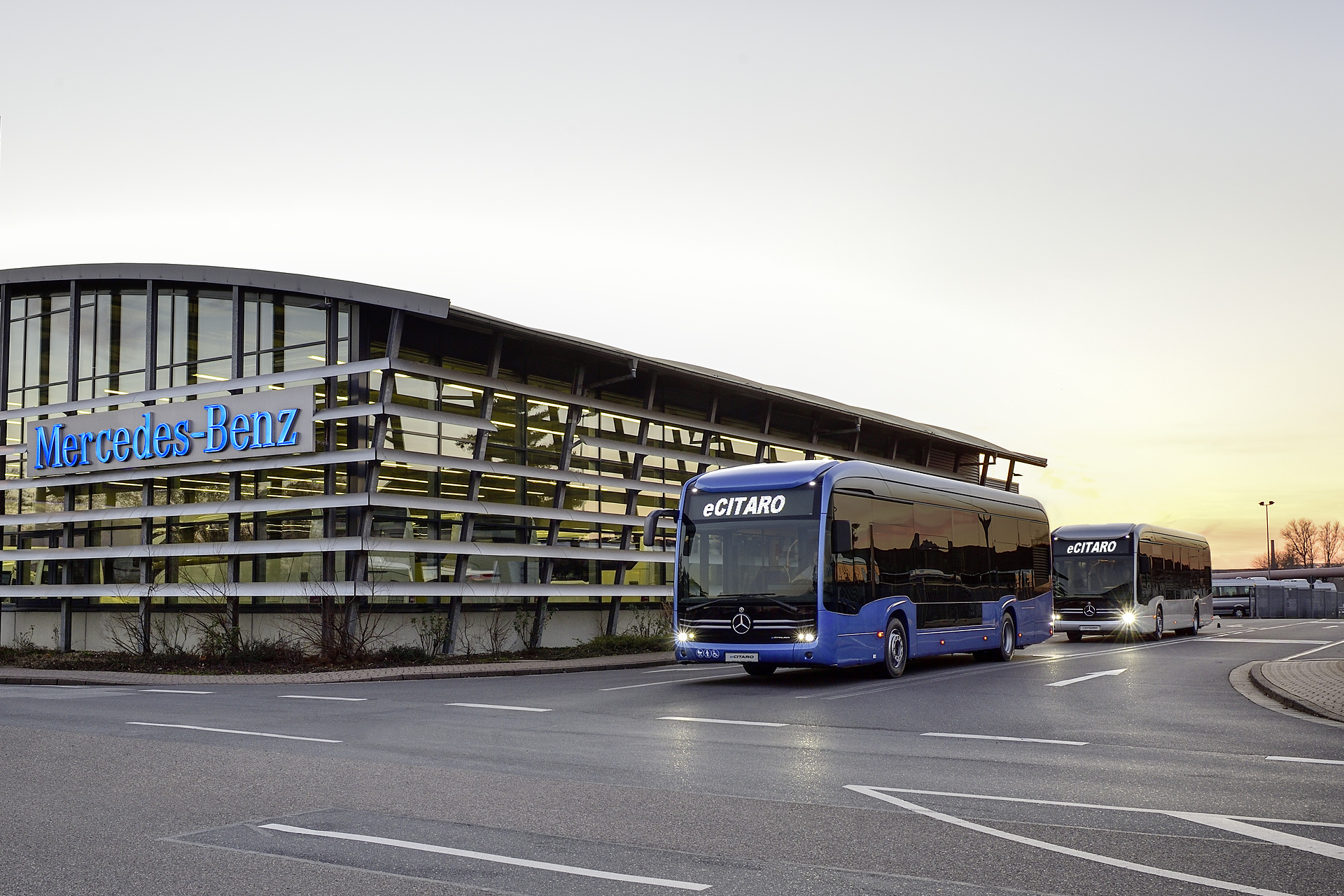 Vorn: Mercedes-Benz eCitaro mit vollelektrischem Antrieb, 3 Türen, Exterieur , blau, 2 x elektrischer Radnabenmotor, 2 x 125 kW, 2 x 485 Nm, LED-Scheinwerfer, Länge/Breite/Höhe: 12.135/2.550/3.400 mm, Beförderungskapazität: 1/80 Mercedes-Benz auf dem Global Public Transport Summit in Stockholm