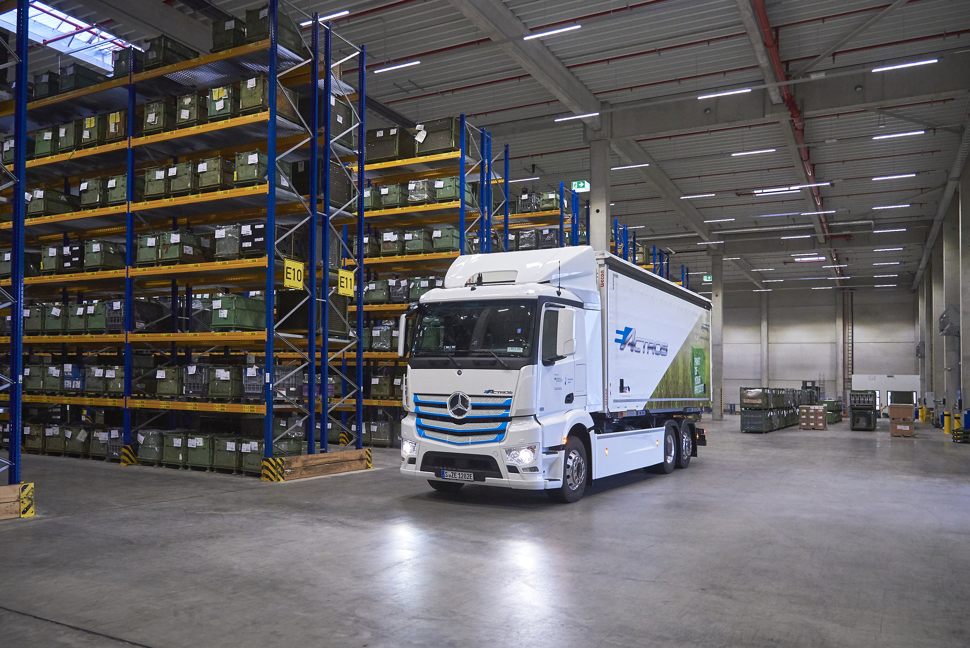 Mai 2019: Übergabe Mercedes-Benz eActros an Pfenning Emissionsfreier Werksverkehr in Mannheim: Pfenning Logistics fährt Mercedes-Benz eActros
